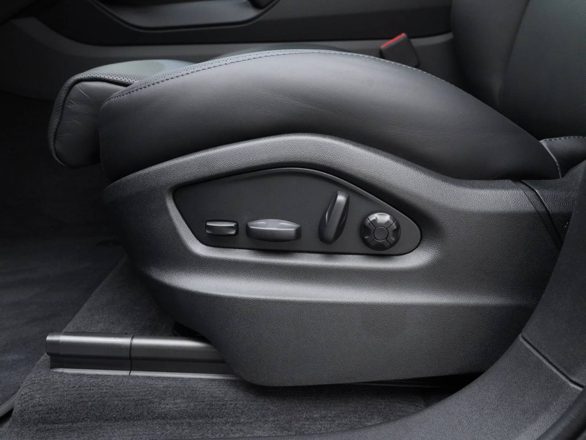 PORSCHE Cayenne S E-Hybrid Black Edition-image-22