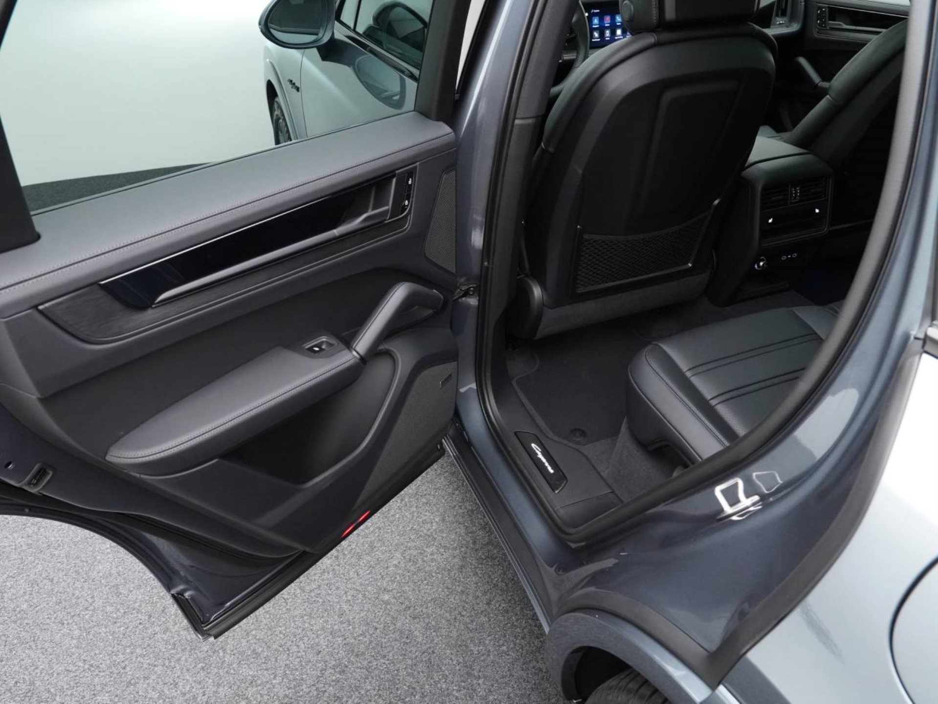 PORSCHE Cayenne S E-Hybrid Black Edition-image-27