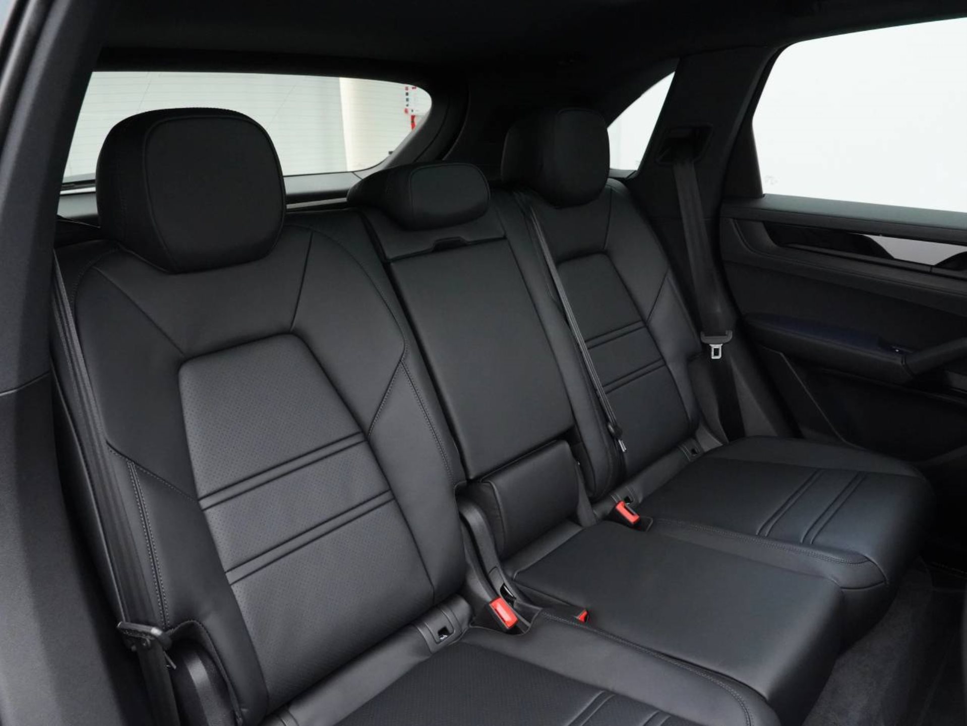 PORSCHE Cayenne S E-Hybrid Black Edition-image-30