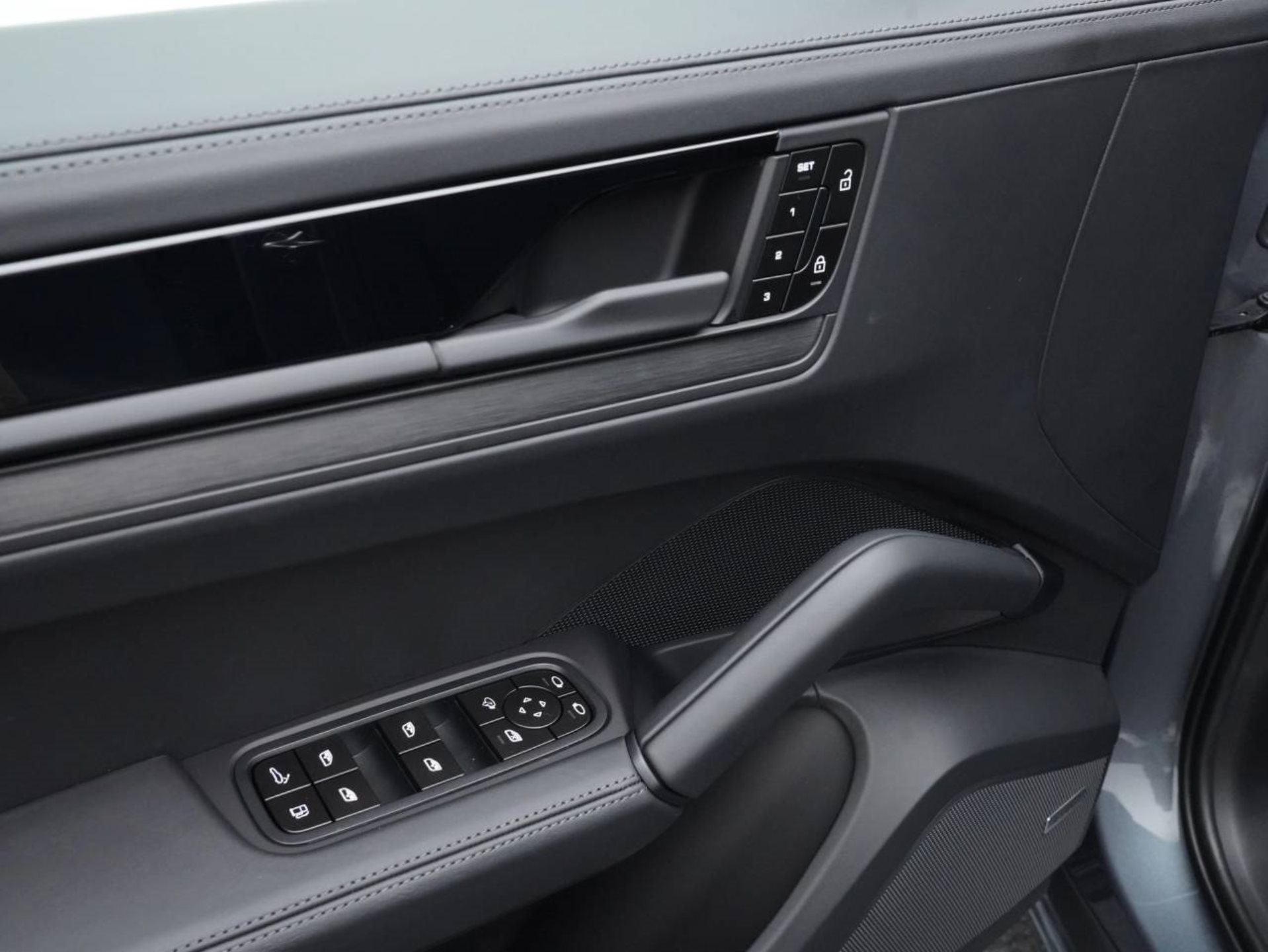 PORSCHE Cayenne S E-Hybrid Black Edition-image-21