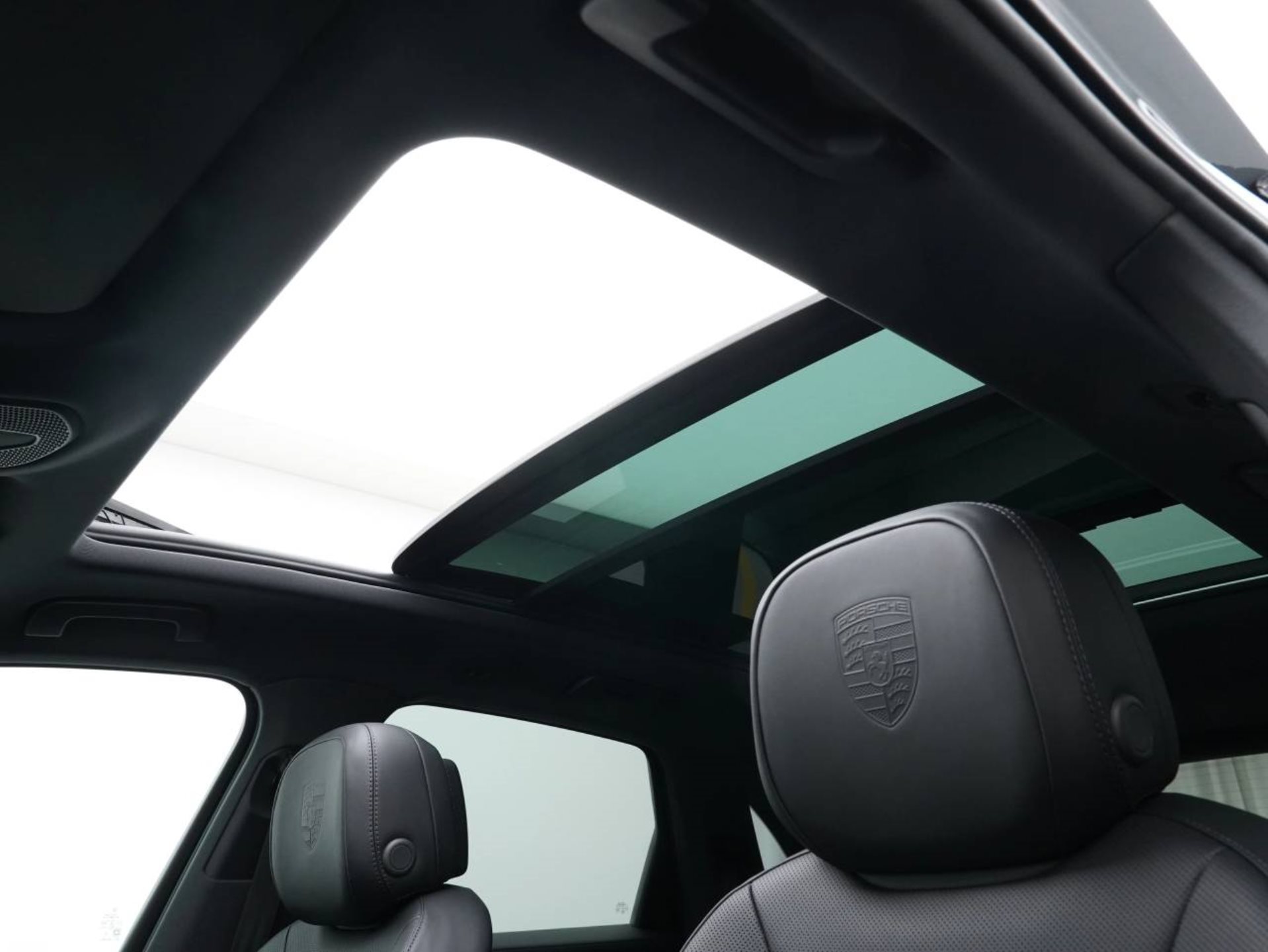 PORSCHE Cayenne S E-Hybrid Black Edition-image-31