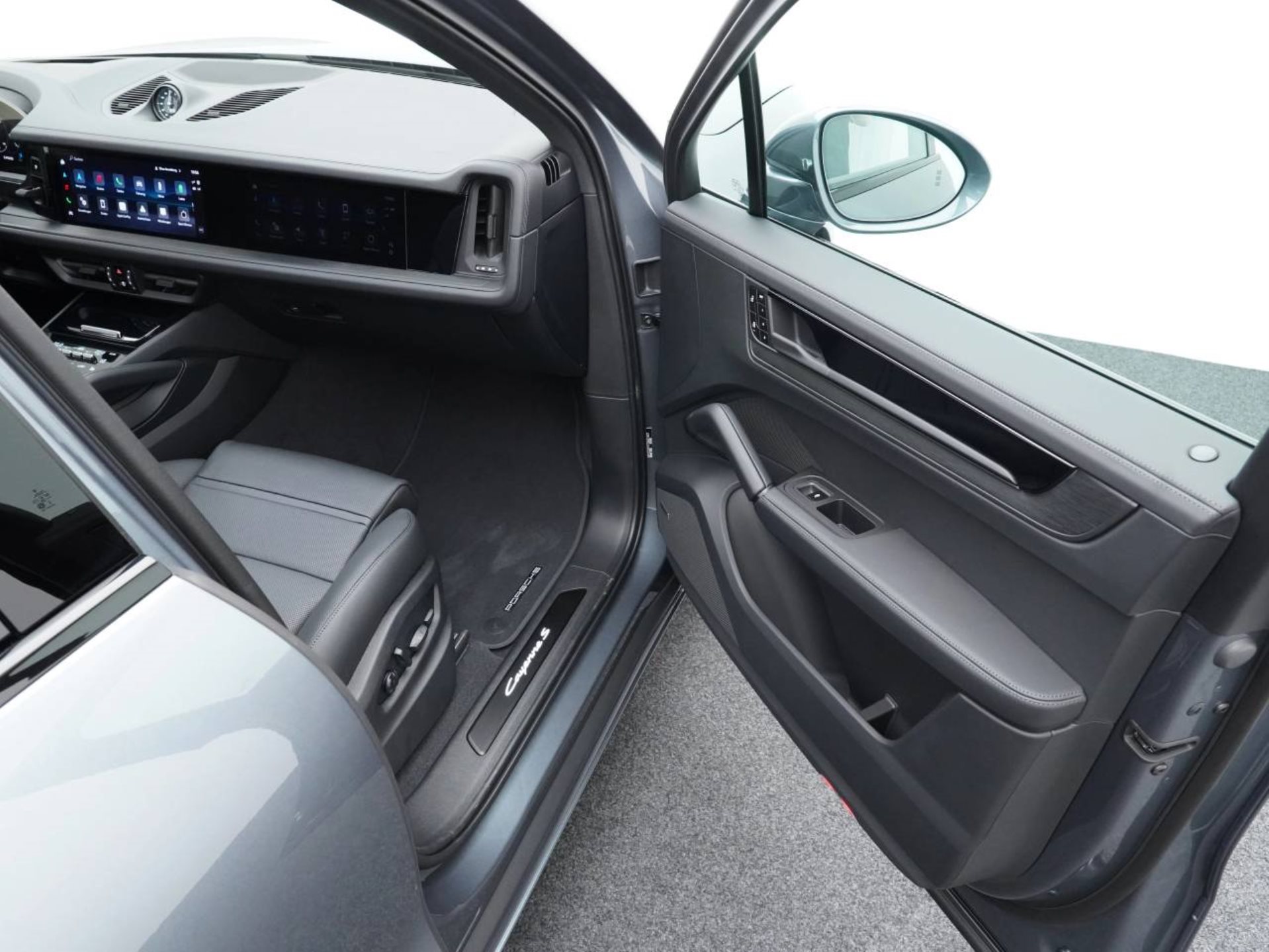 PORSCHE Cayenne S E-Hybrid Black Edition-image-23