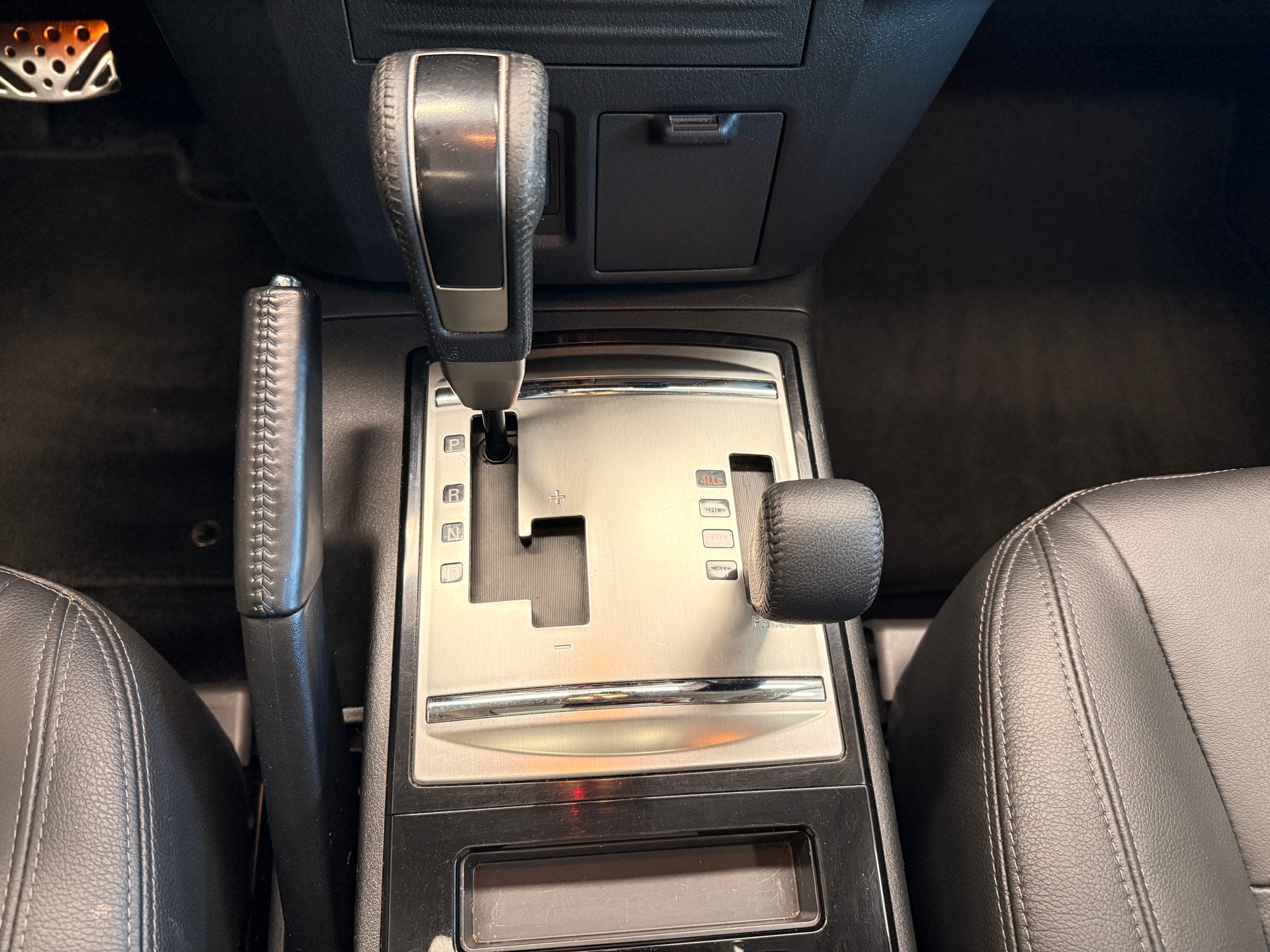MITSUBISHI Pajero 3.2 DID Style-image-8