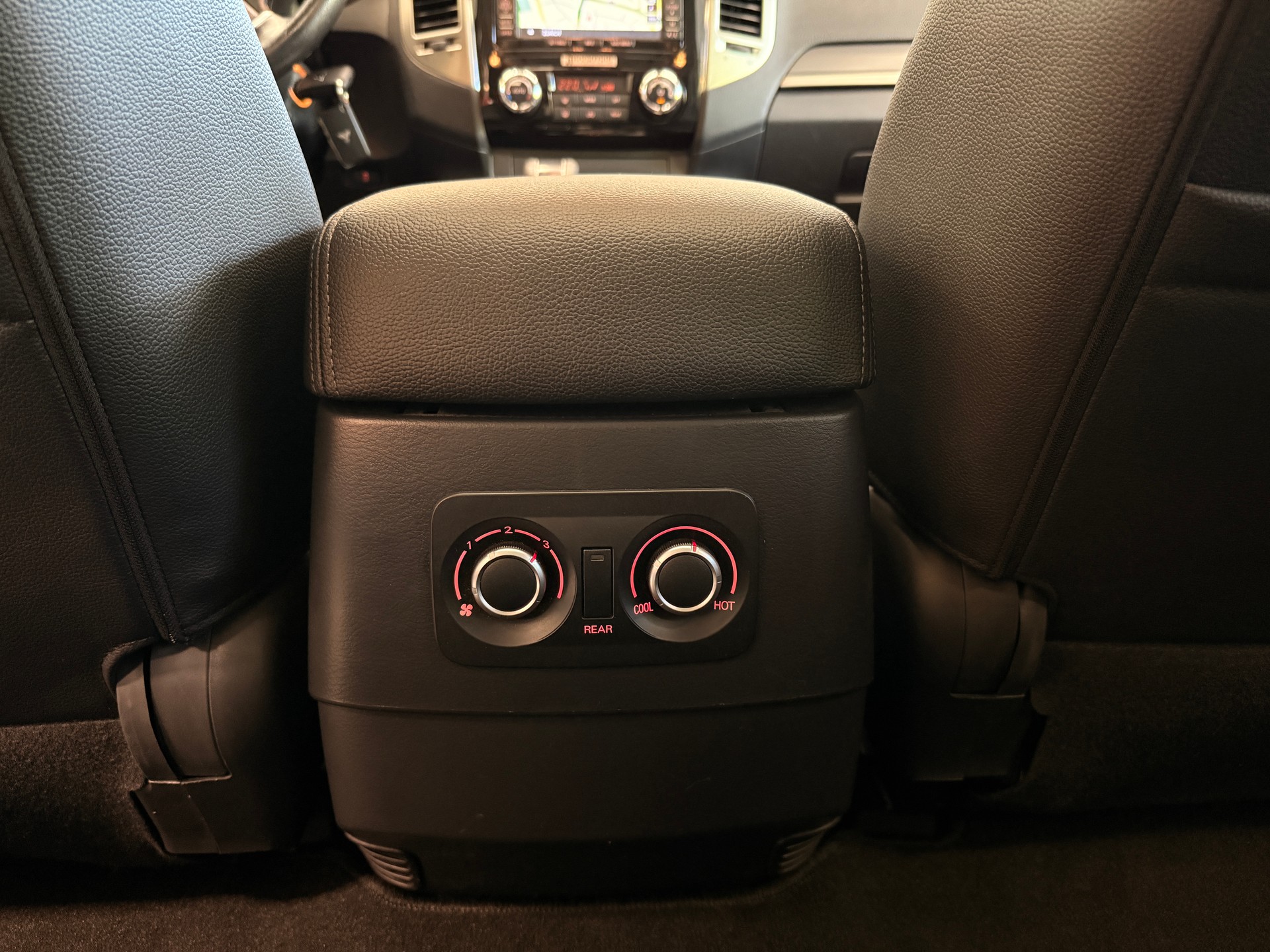 MITSUBISHI Pajero 3.2 DID Style-image-9