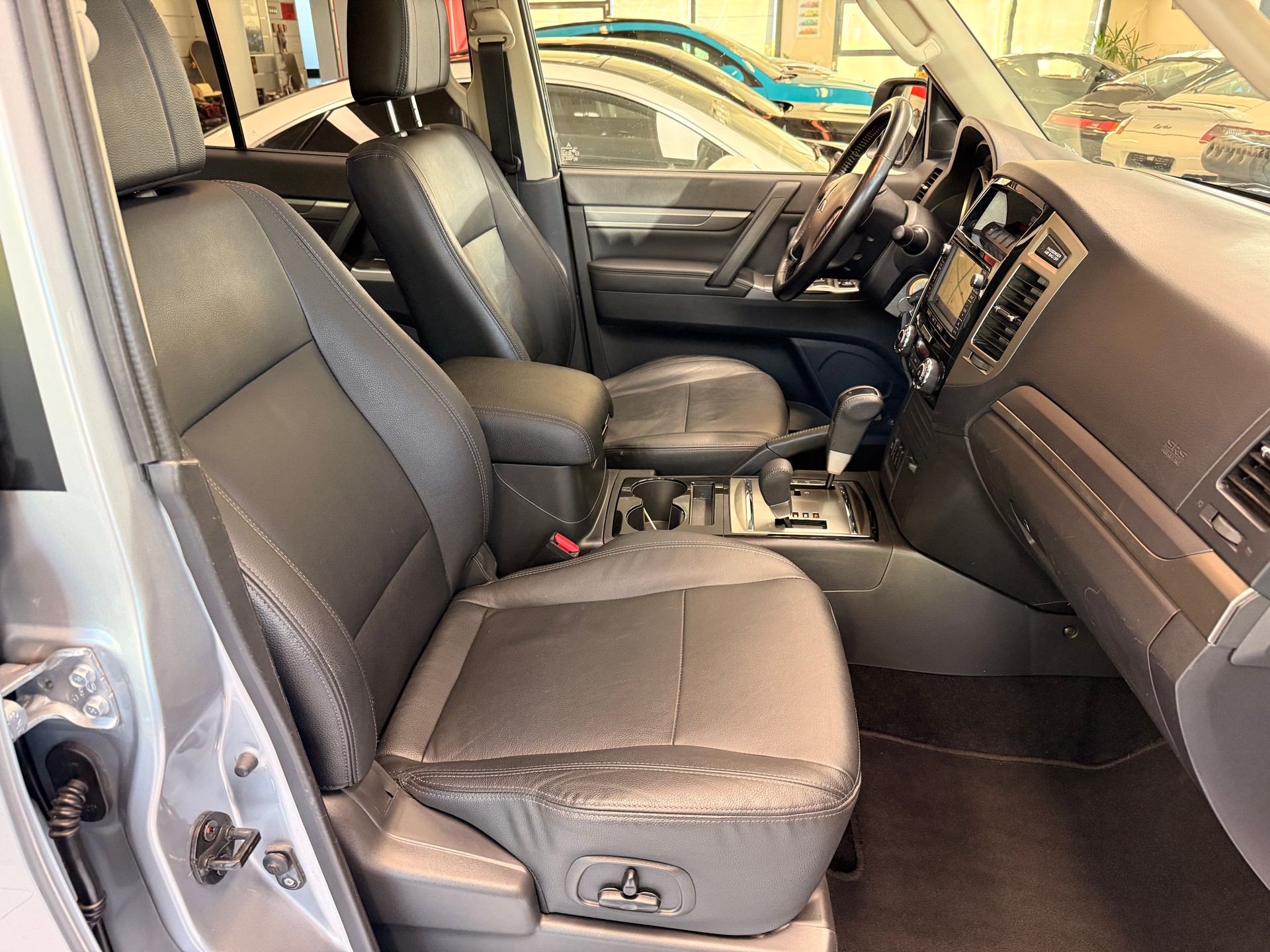 MITSUBISHI Pajero 3.2 DID Style-image-10