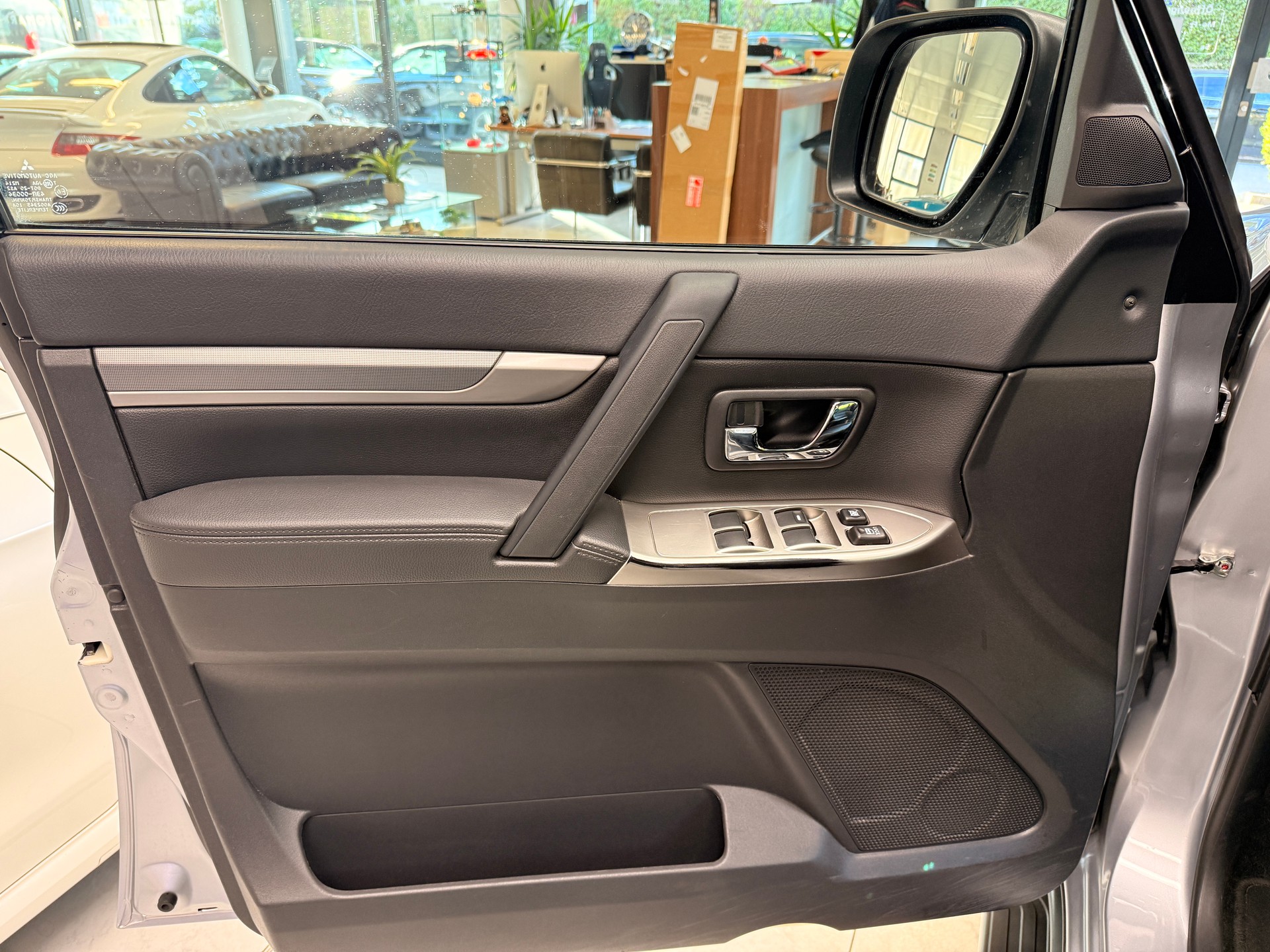 MITSUBISHI Pajero 3.2 DID Style-image-5