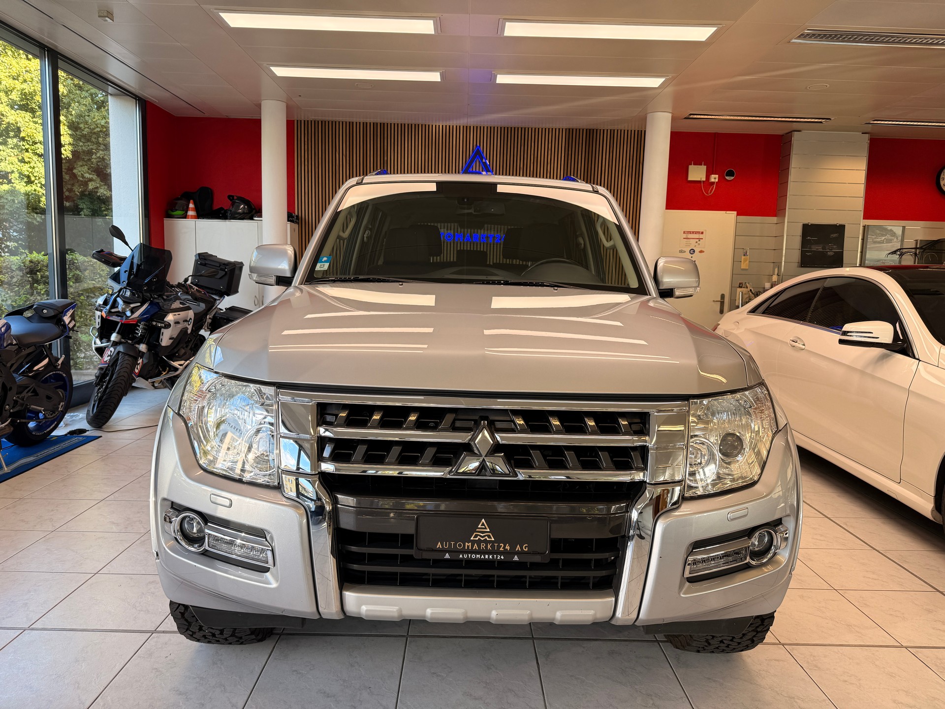 MITSUBISHI Pajero 3.2 DID Style-image-1