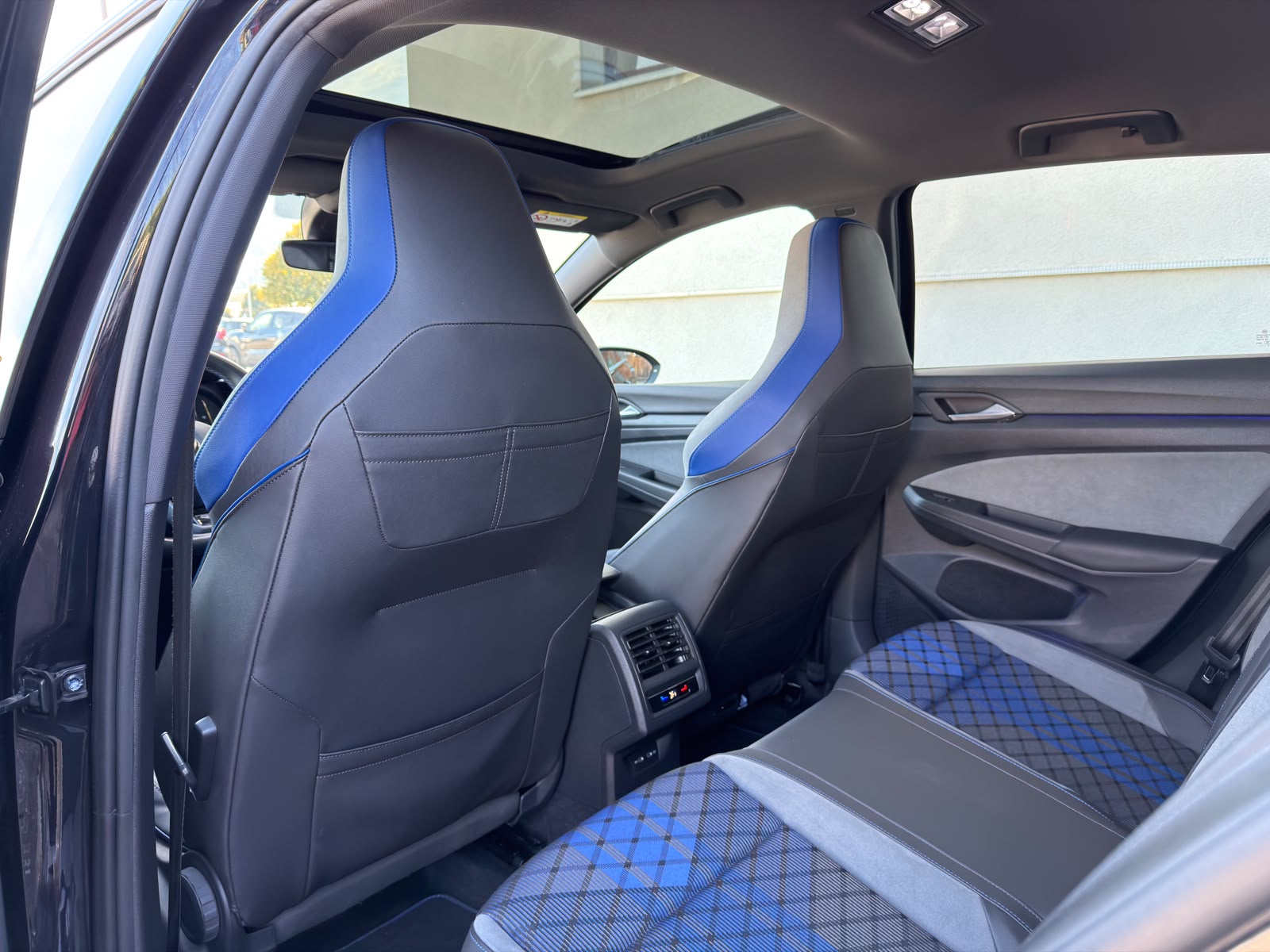 VW Golf 2.0 TSI R DSG 4Motion-image-11
