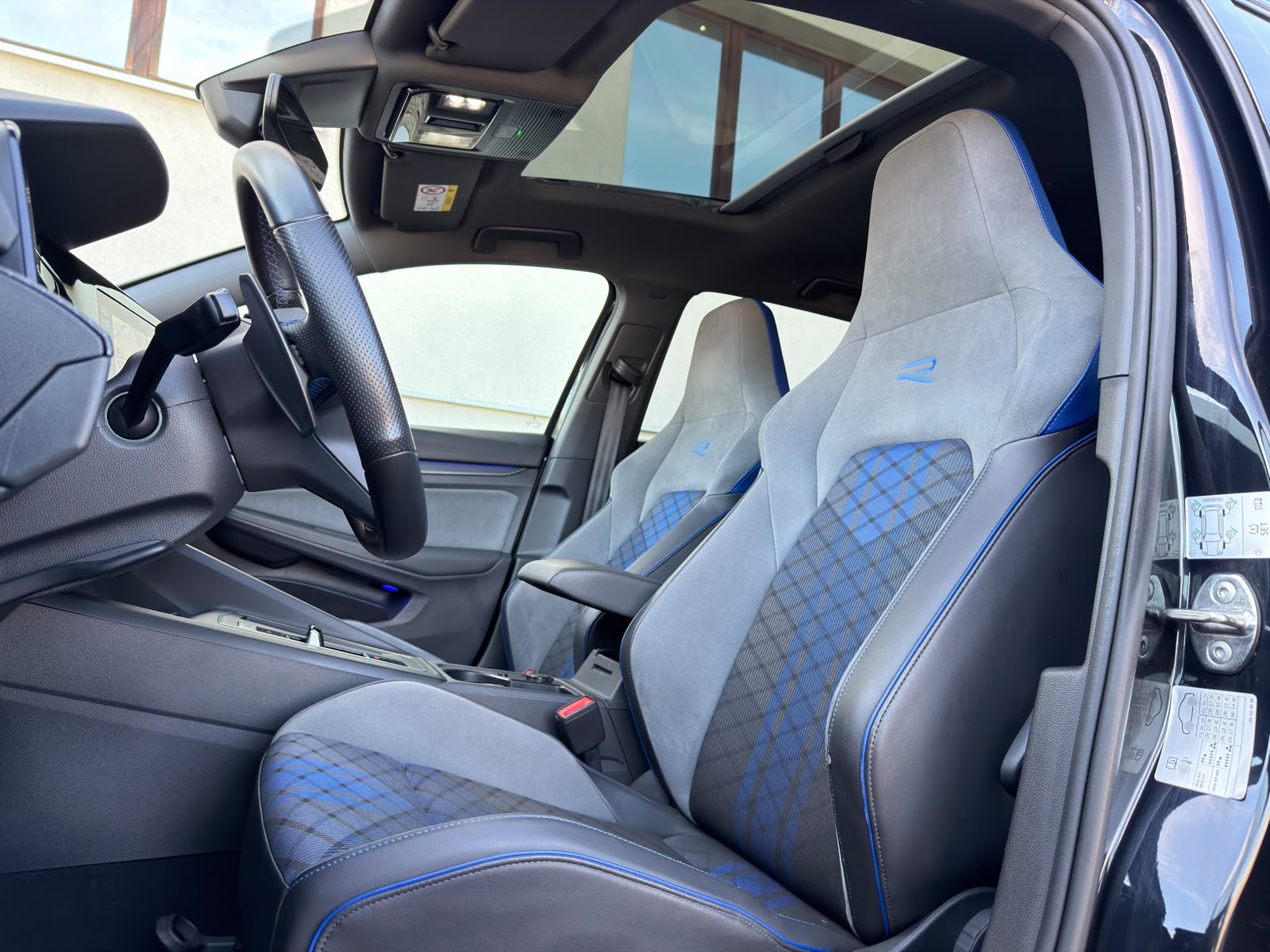 VW Golf 2.0 TSI R DSG 4Motion-image-8