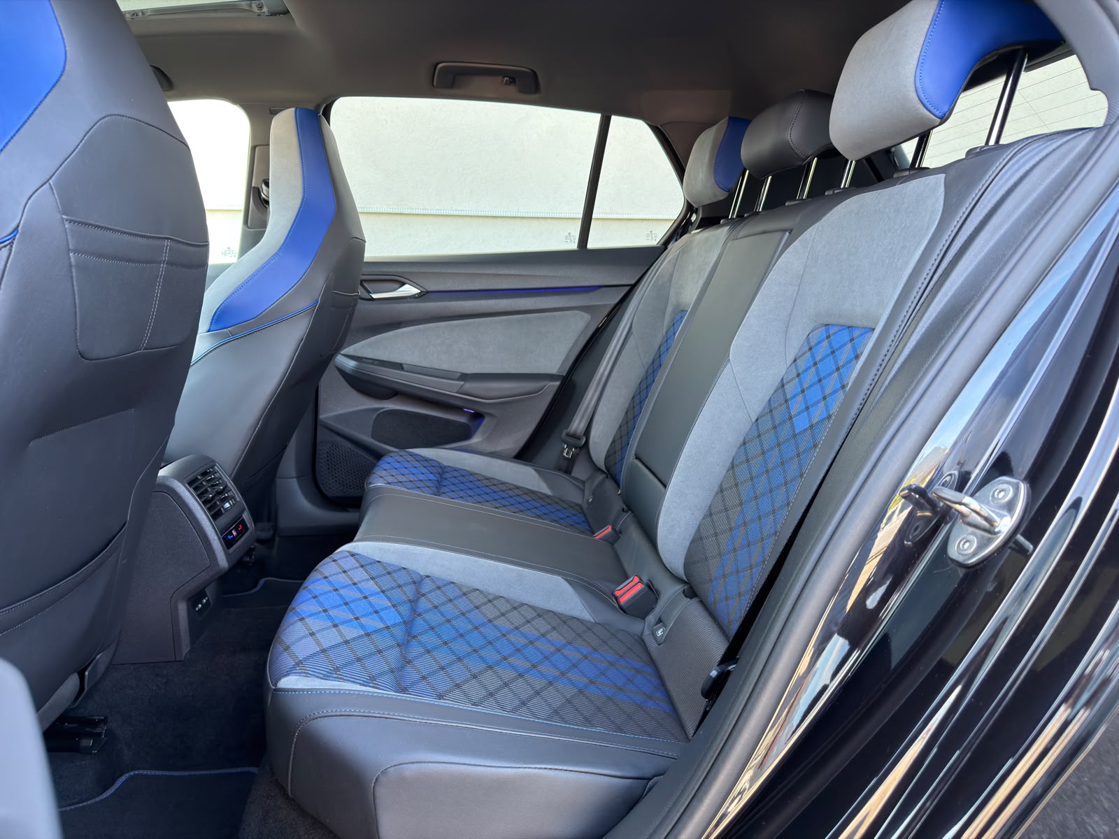 VW Golf 2.0 TSI R DSG 4Motion-image-9