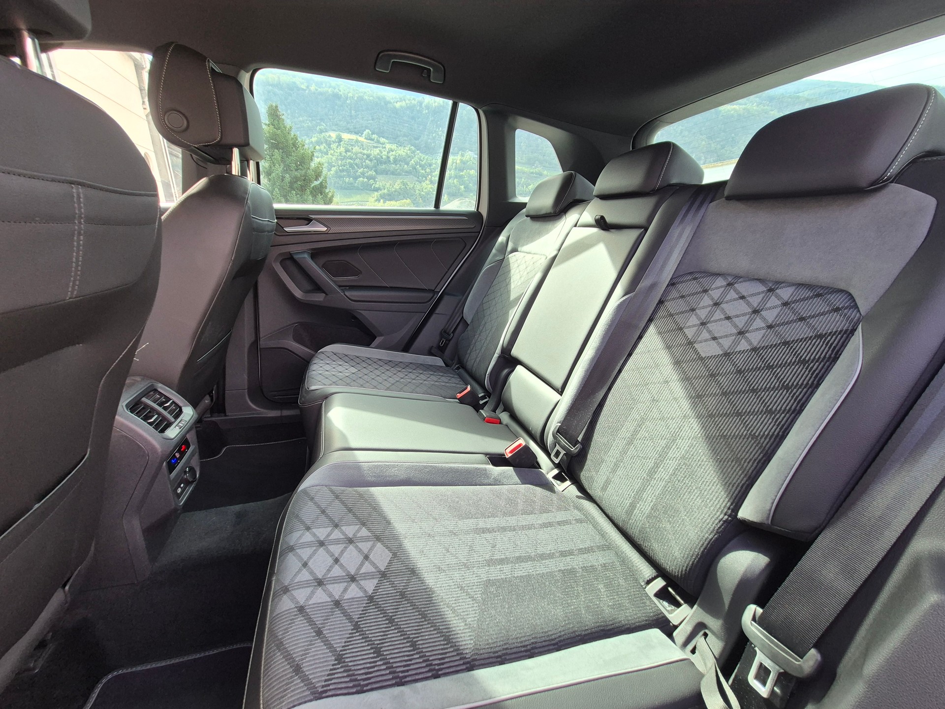VW Tiguan 2.0TSI R-Line 4Motion DSG-image-8