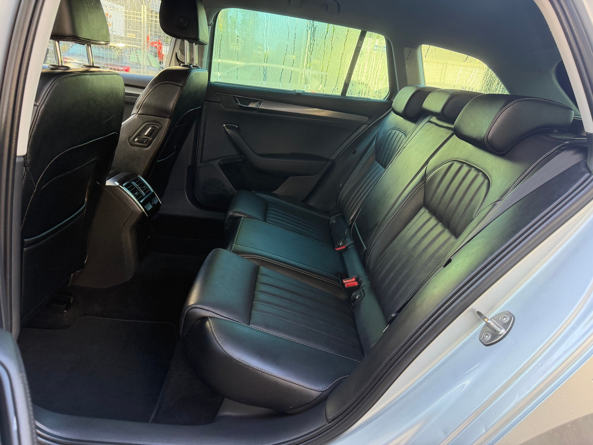 SKODA Superb Combi 2.0 TDi Style 4x4 DSG * 07x Plätze * Leder * Gr. Navi * LED * Klima-auto * PDC V&H- RF-Kamera * Ab MFK-image-2