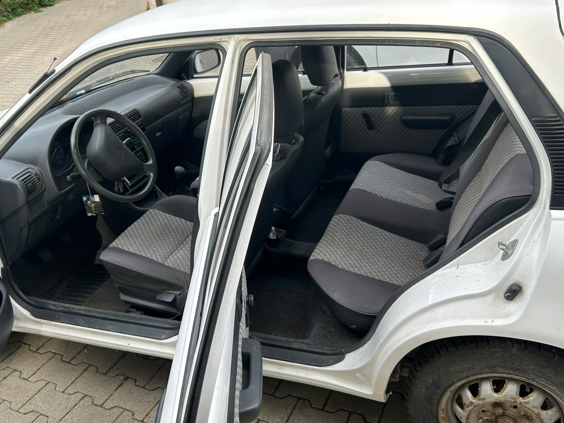 TOYOTA Starlet 1.3 XLi-image-4