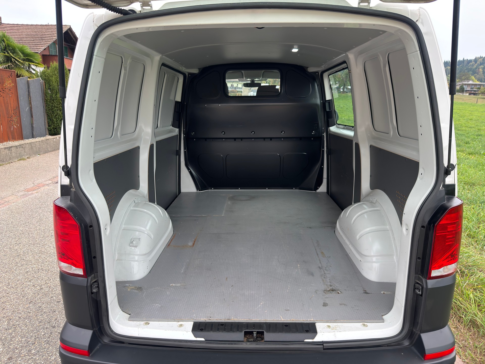 VW T6.1 2.0 TDI 4Motion DSG-image-10