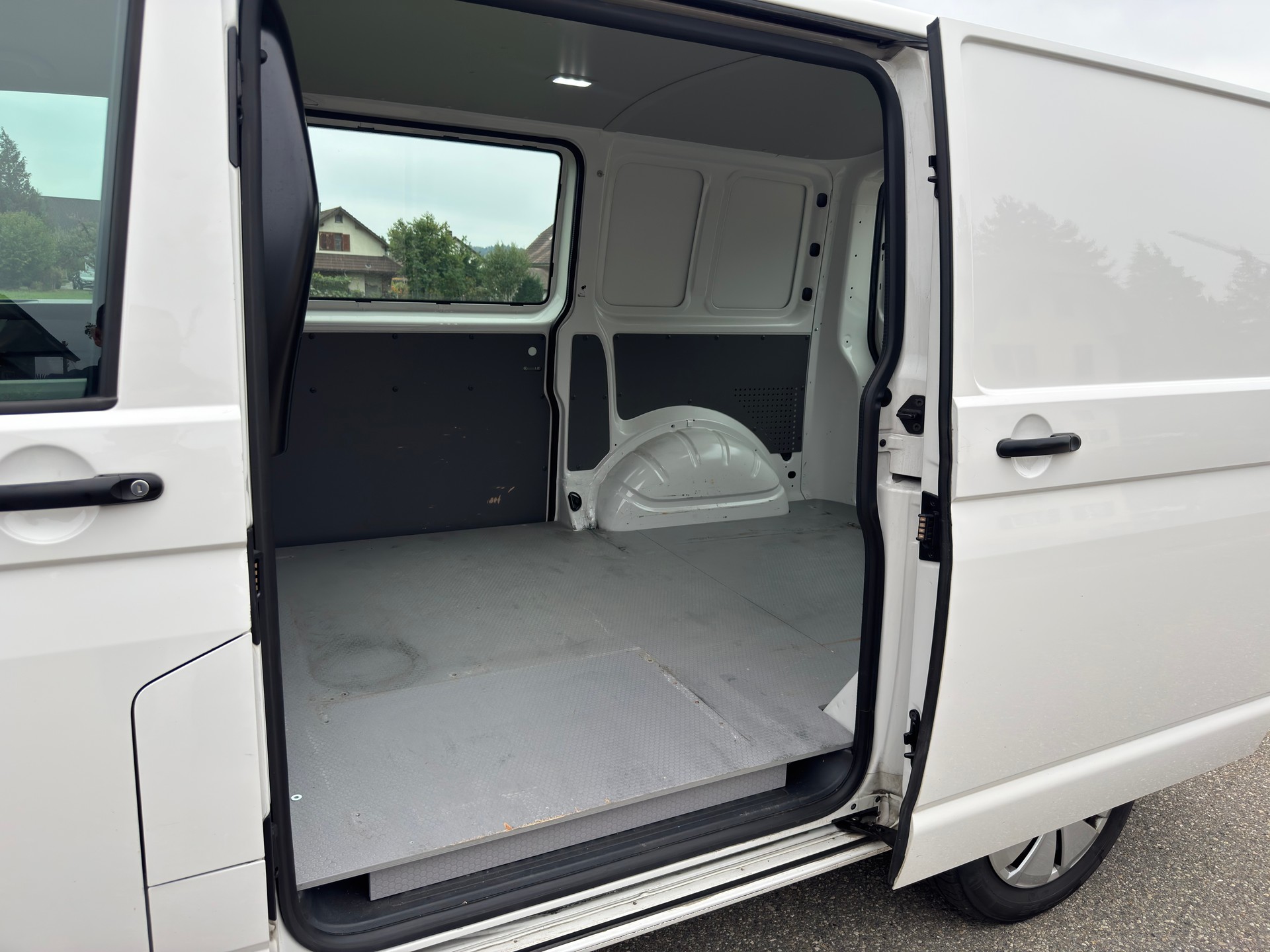 VW T6.1 2.0 TDI 4Motion DSG-image-11