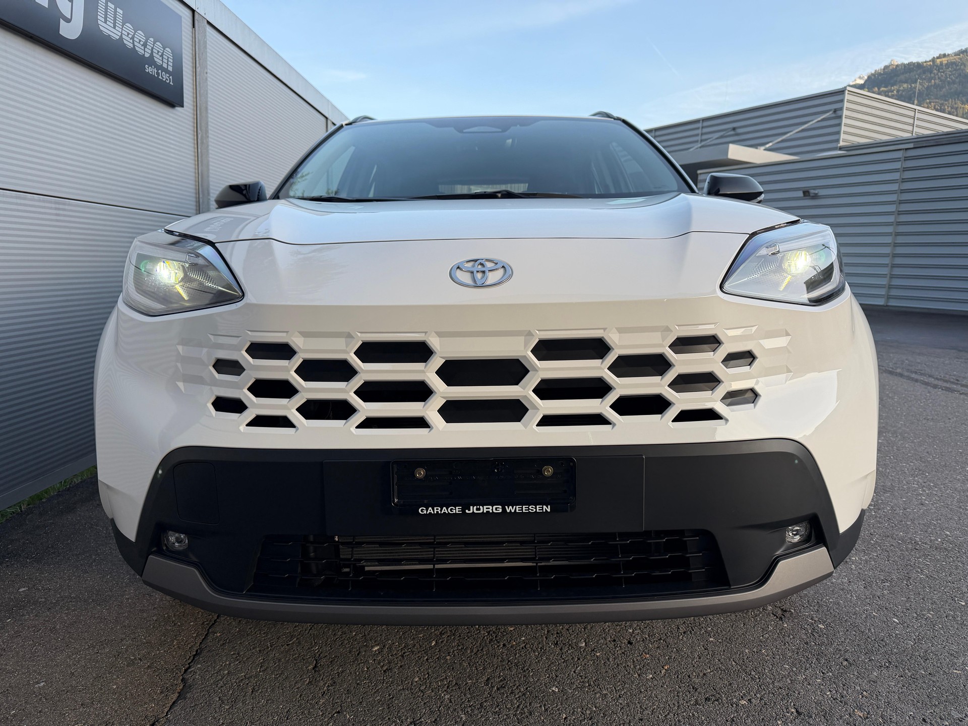 TOYOTA Yaris Cross 1.5 VVT-i HSD Comfort AWD-i-image-1