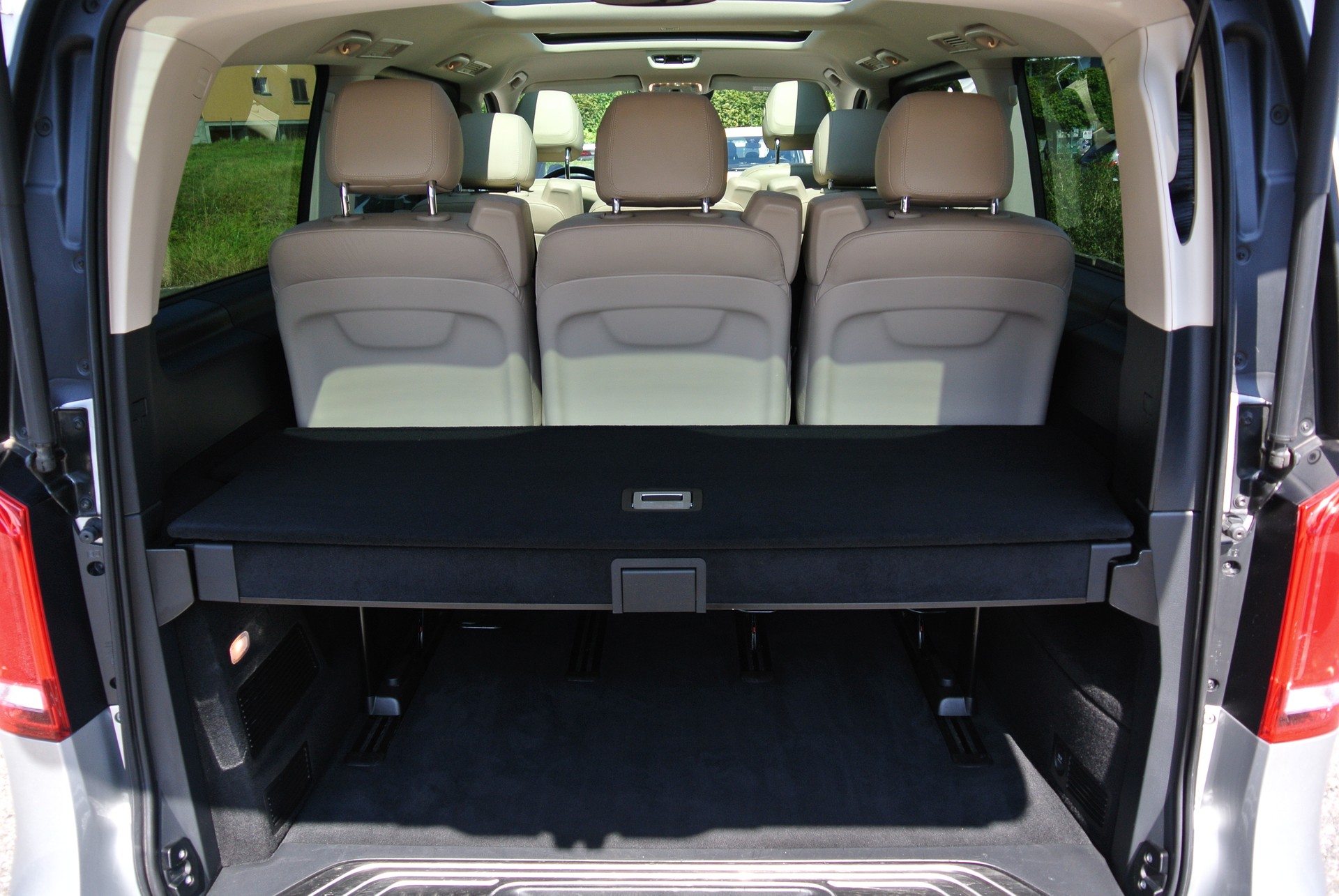 MERCEDES-BENZ V 250 d Avantgarde lang 4Matic 7G-Tronic, AMG Line-image-15