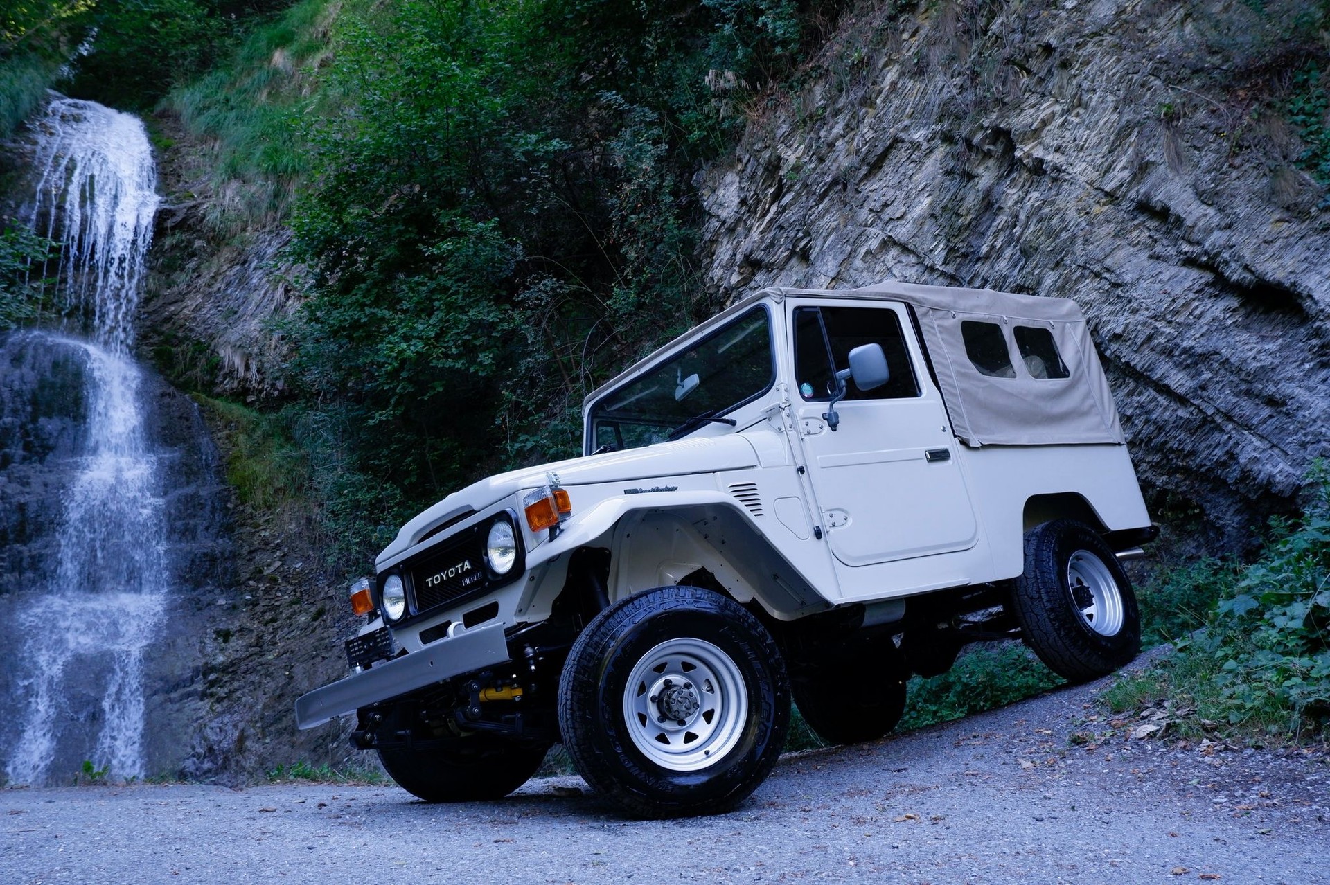 TOYOTA Land Cruiser 400 FRP-Top