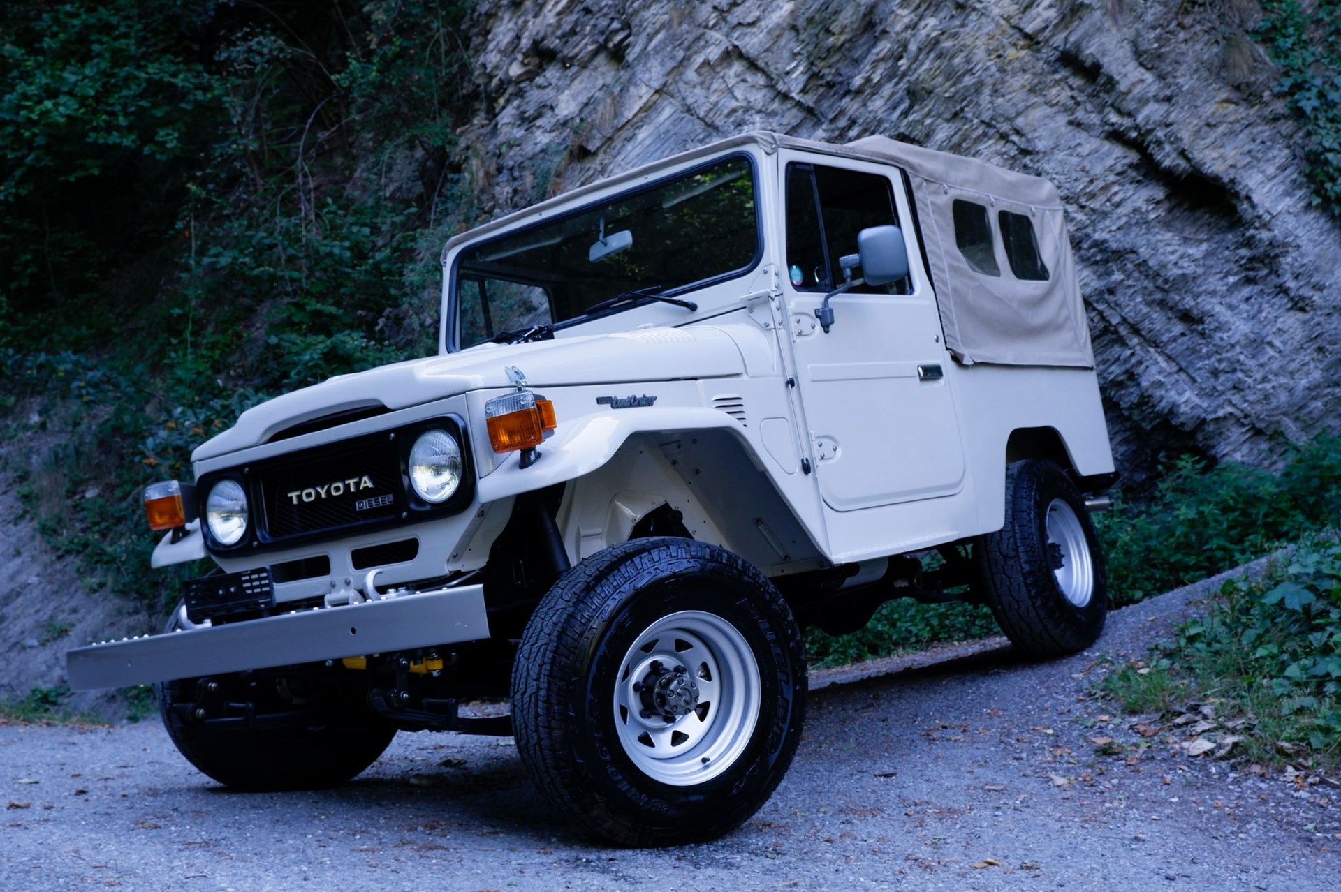 TOYOTA Land Cruiser 400 FRP-Top-showroom-element-2
