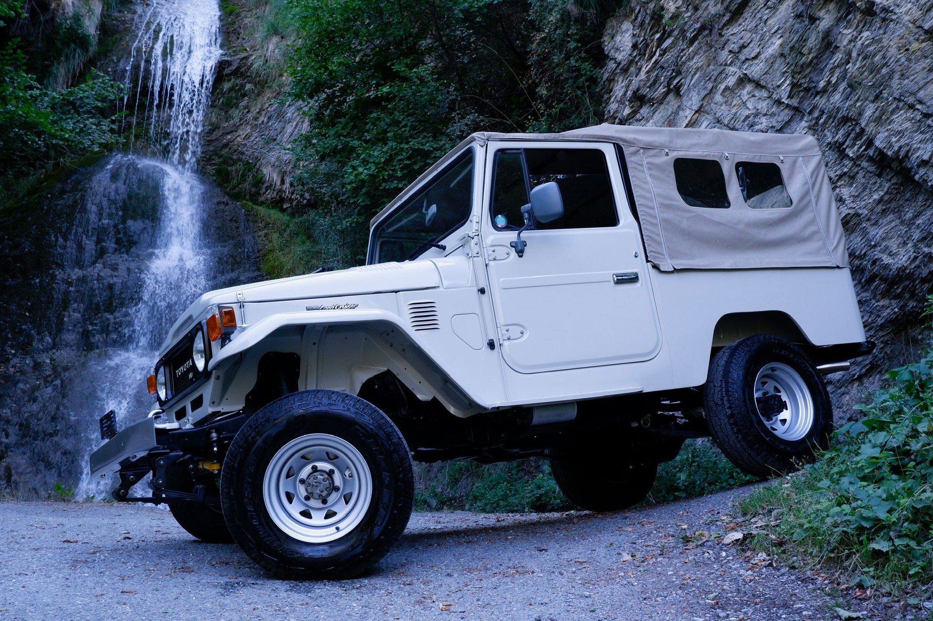 TOYOTA Land Cruiser 400 FRP-Top-showroom-element-1