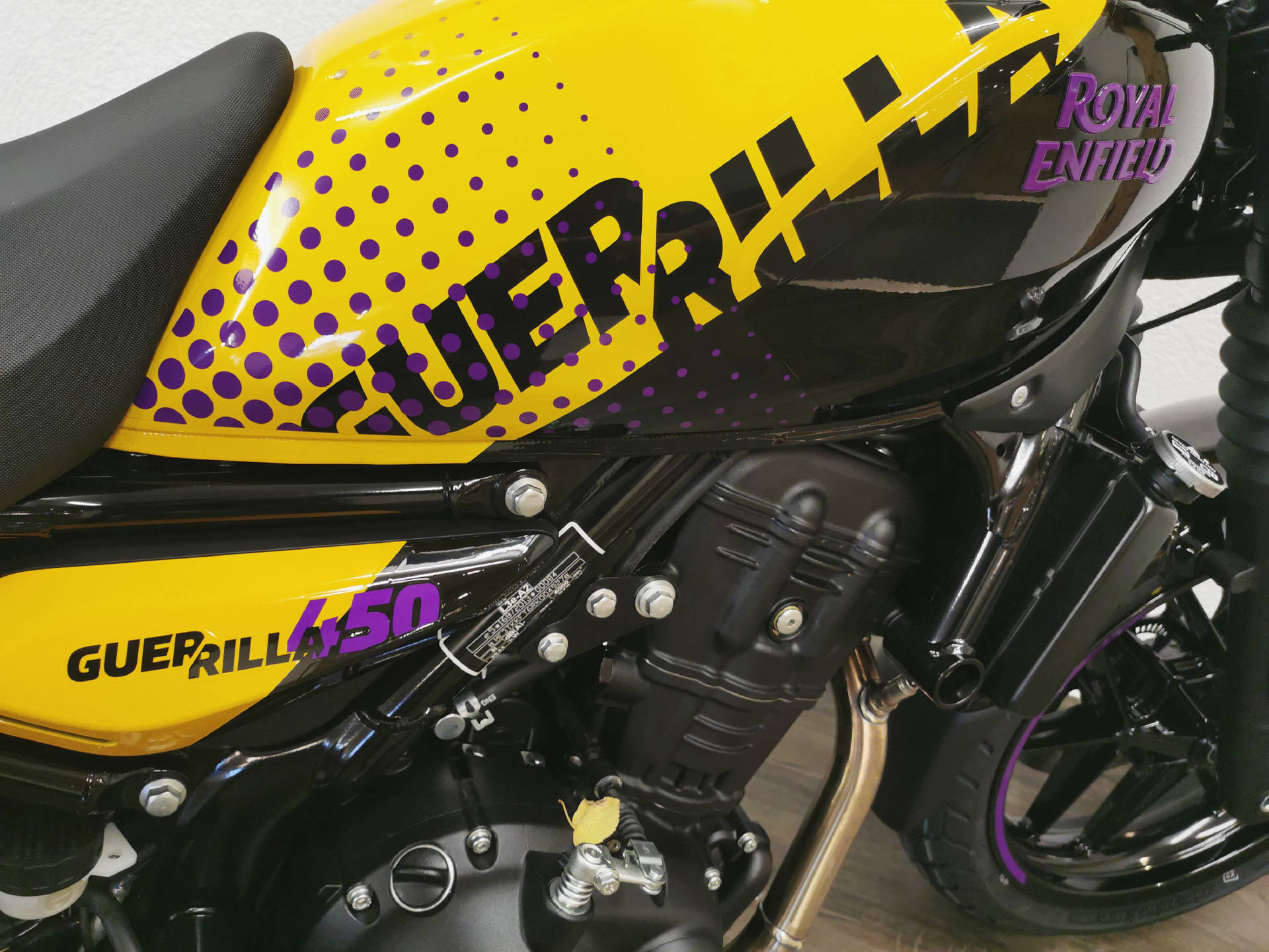 ROYAL ENFIELD Guerrilla-showroom-element-3