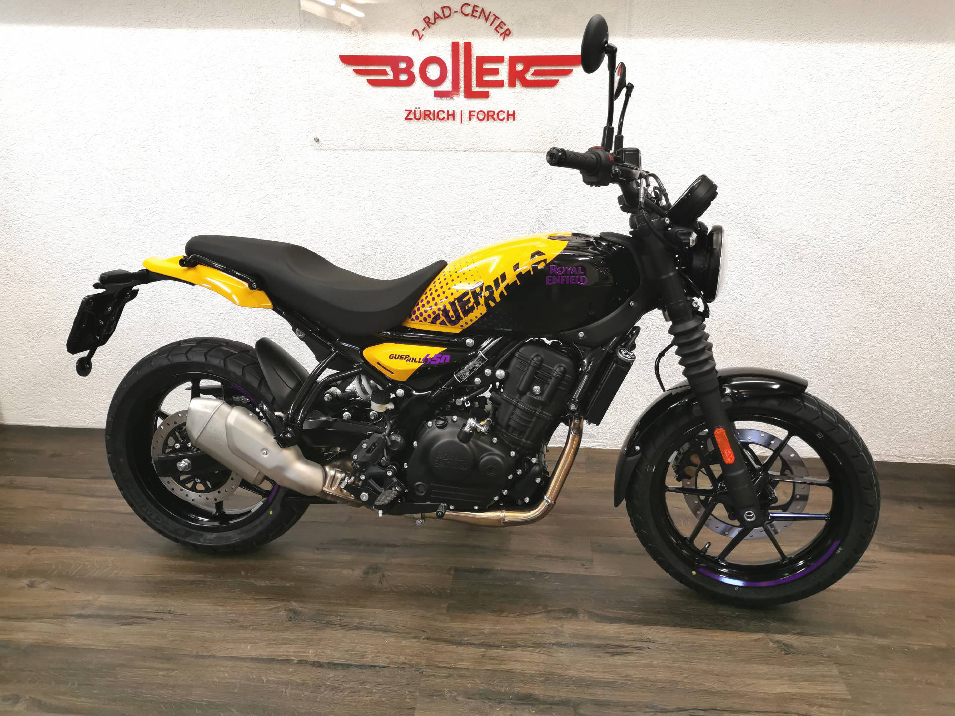 ROYAL ENFIELD Guerrilla-showroom-element-1