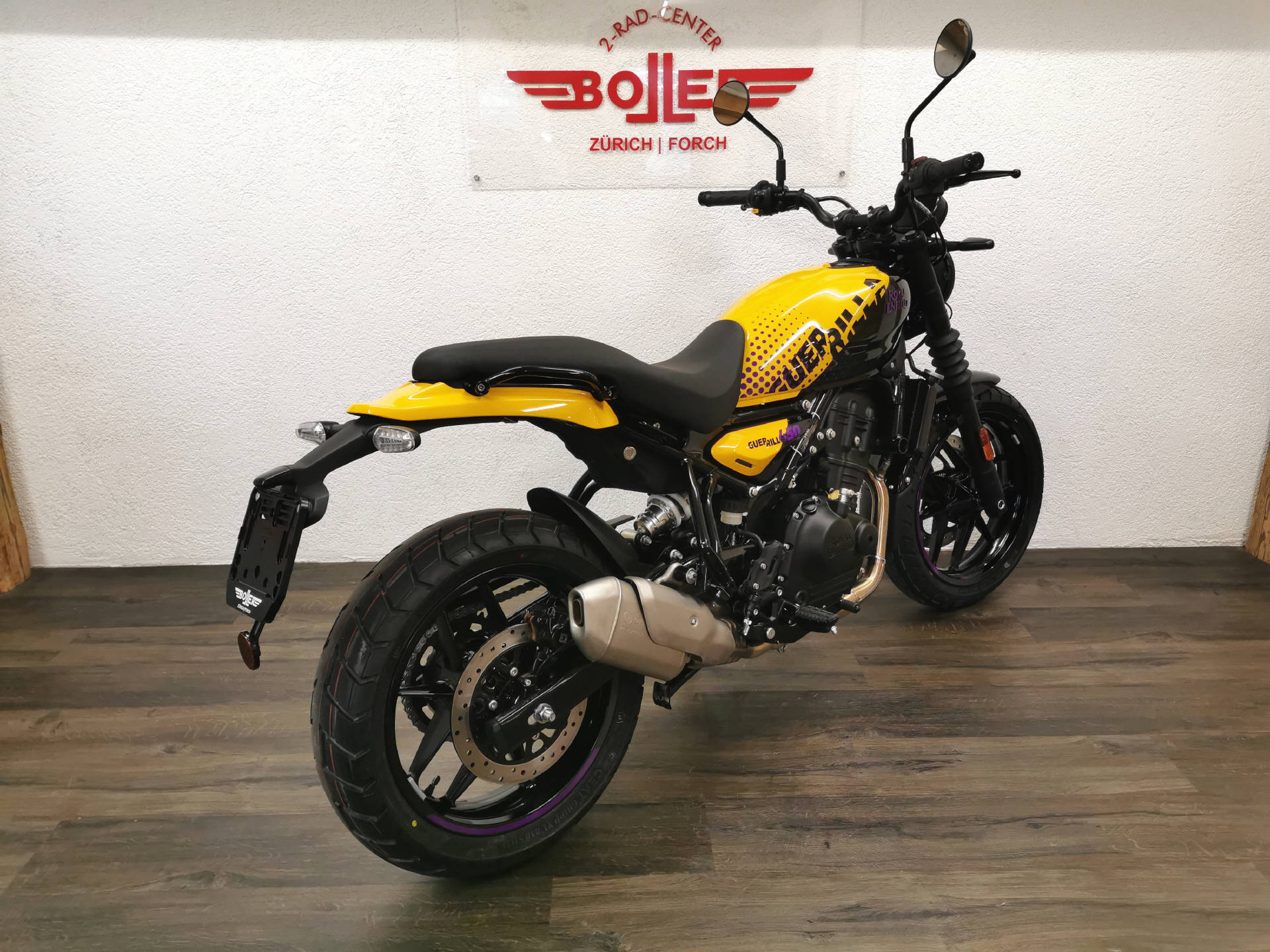 ROYAL ENFIELD Guerrilla-showroom-element-2
