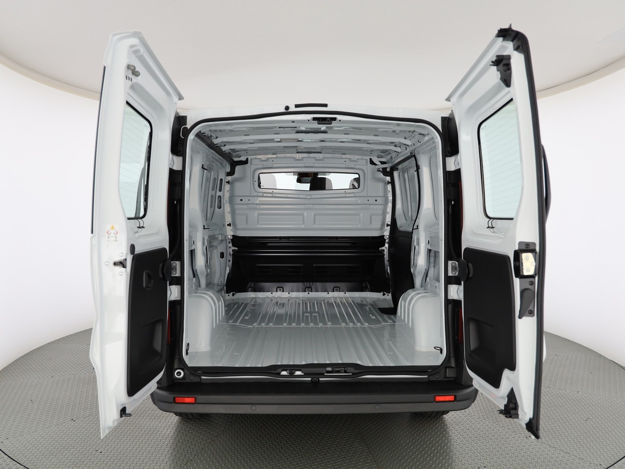 NISSAN Van L1H1 150 E6e 6DCT N-Connecta-image-3
