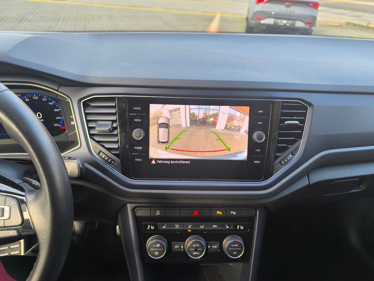 VW T-Roc 2.0 TSI Advance DSG 4Motion-image-9