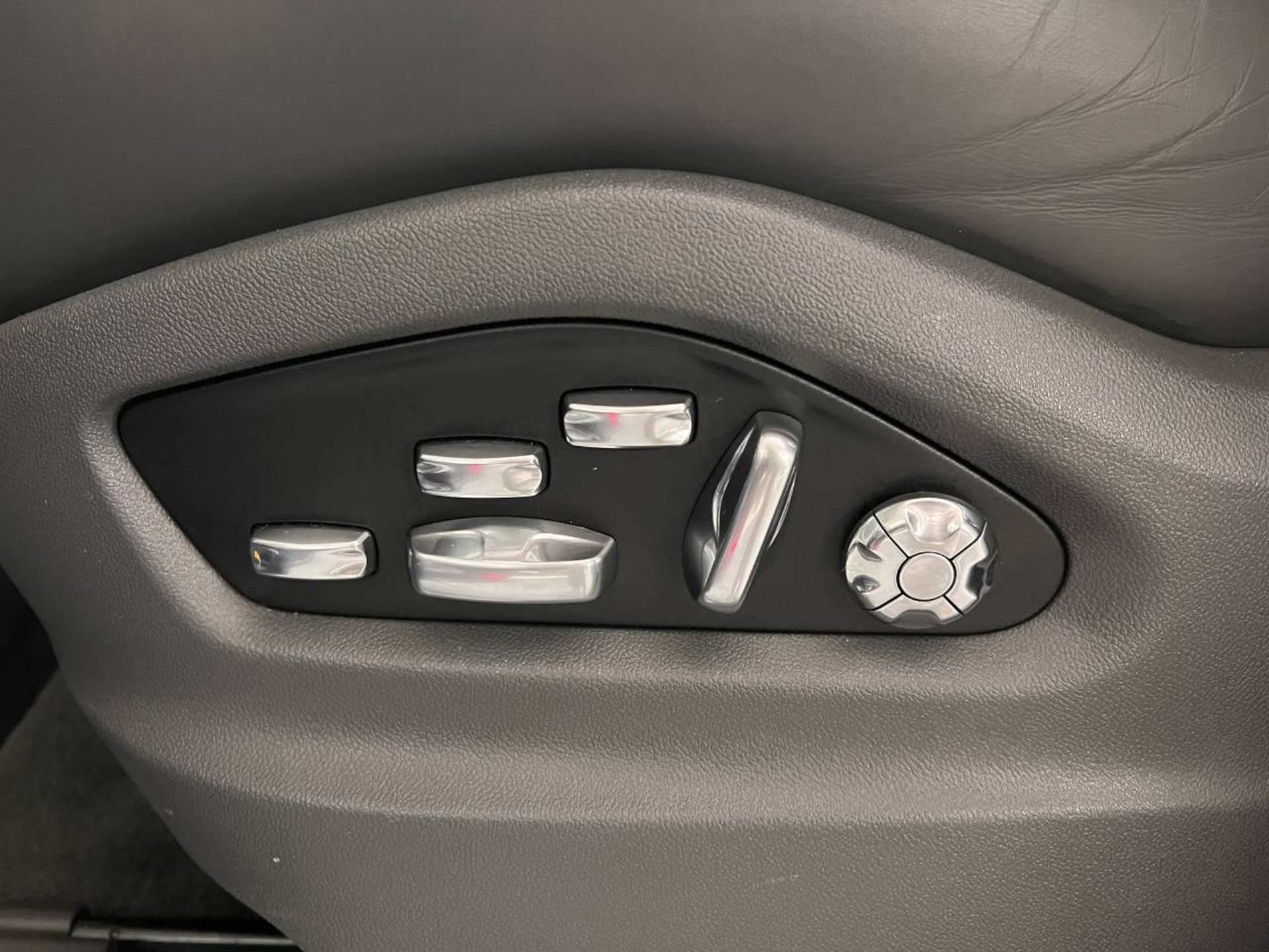PORSCHE Cayenne Turbo-image-21