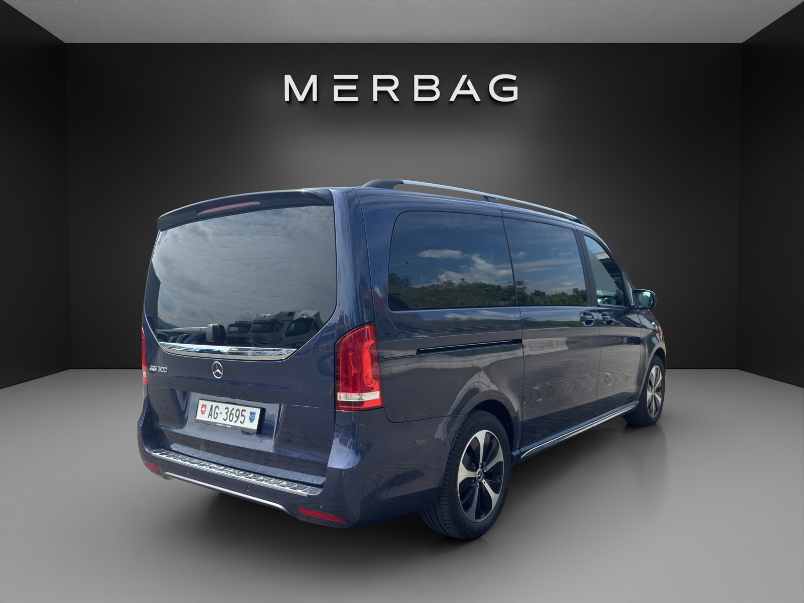 MERCEDES-BENZ EQV 300 lang-image-5
