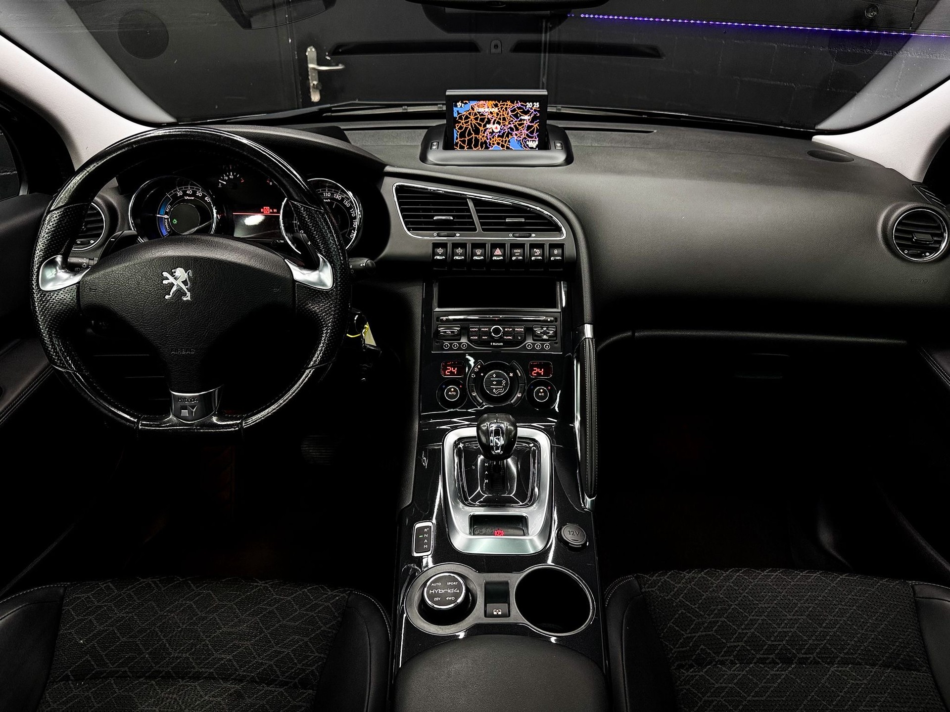 PEUGEOT 3008 HYbrid4 2.0 HDI ETG6-image-6
