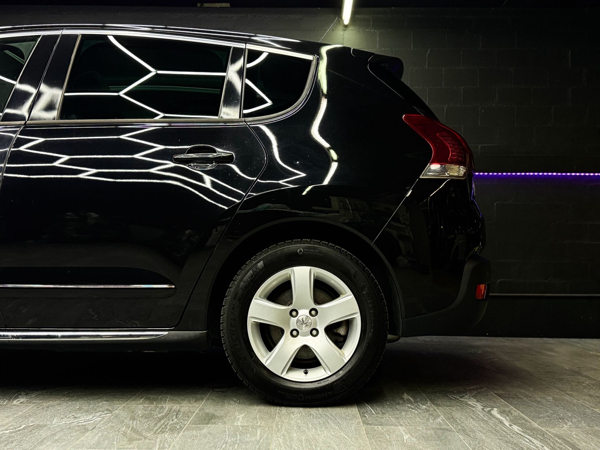 PEUGEOT 3008 HYbrid4 2.0 HDI ETG6-image-4