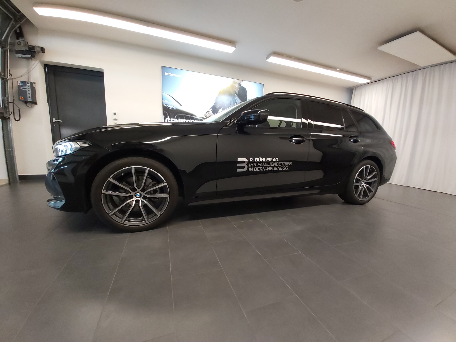 BMW 320d xDrive Touring-image-3