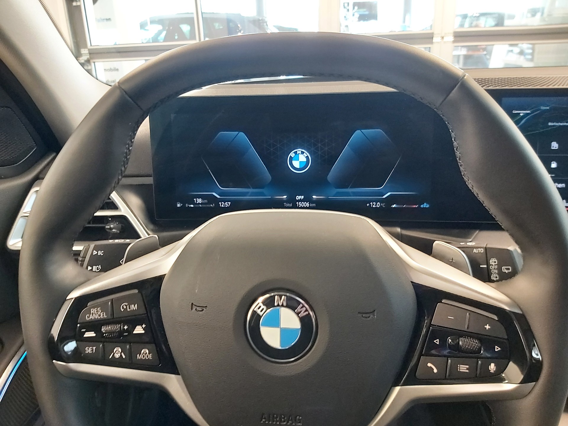 BMW 320d xDrive Touring-image-13