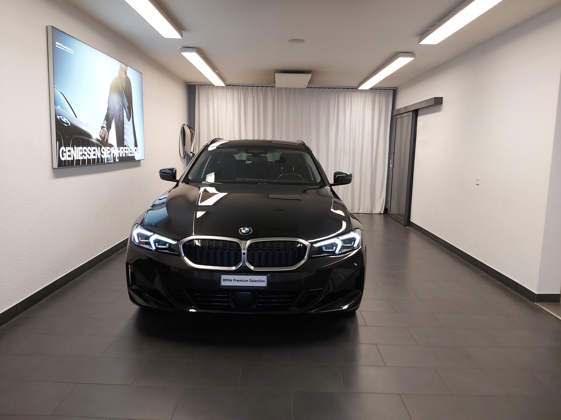 BMW 320d xDrive Touring-image-1