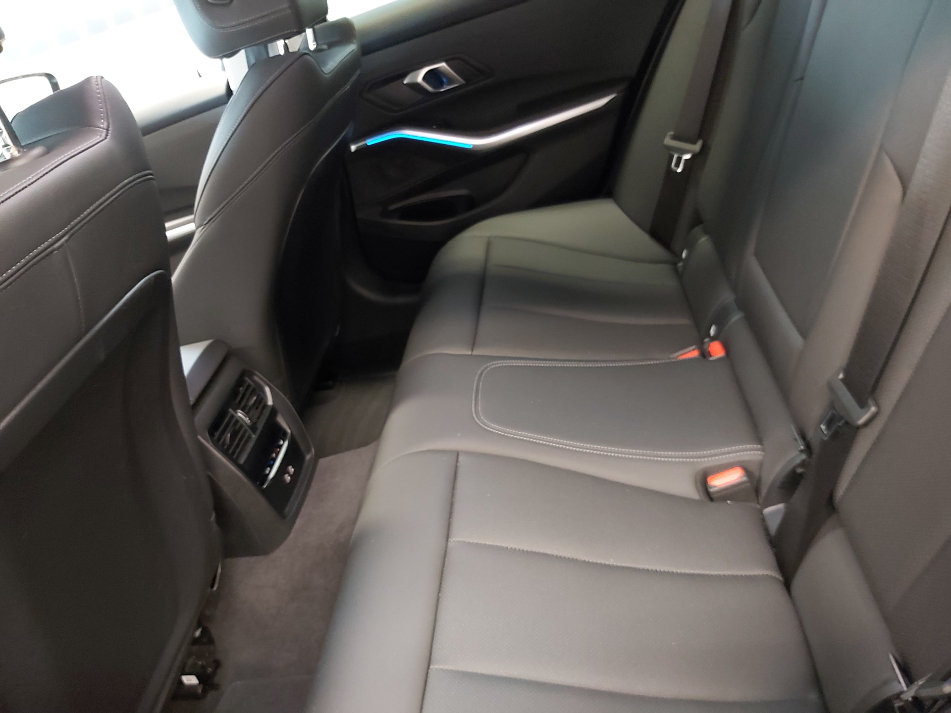 BMW 320d xDrive Touring-image-17