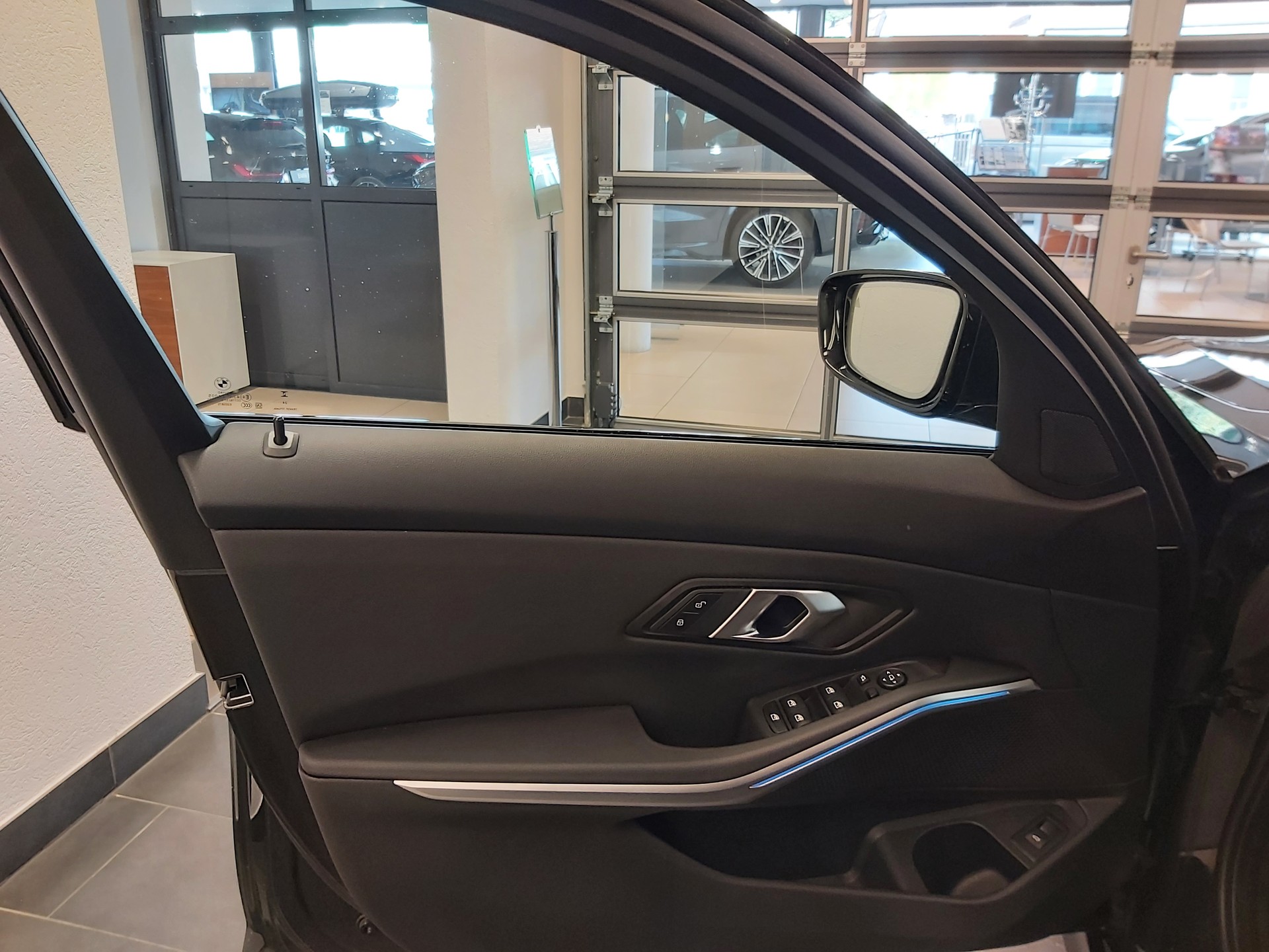 BMW 320d xDrive Touring-image-16