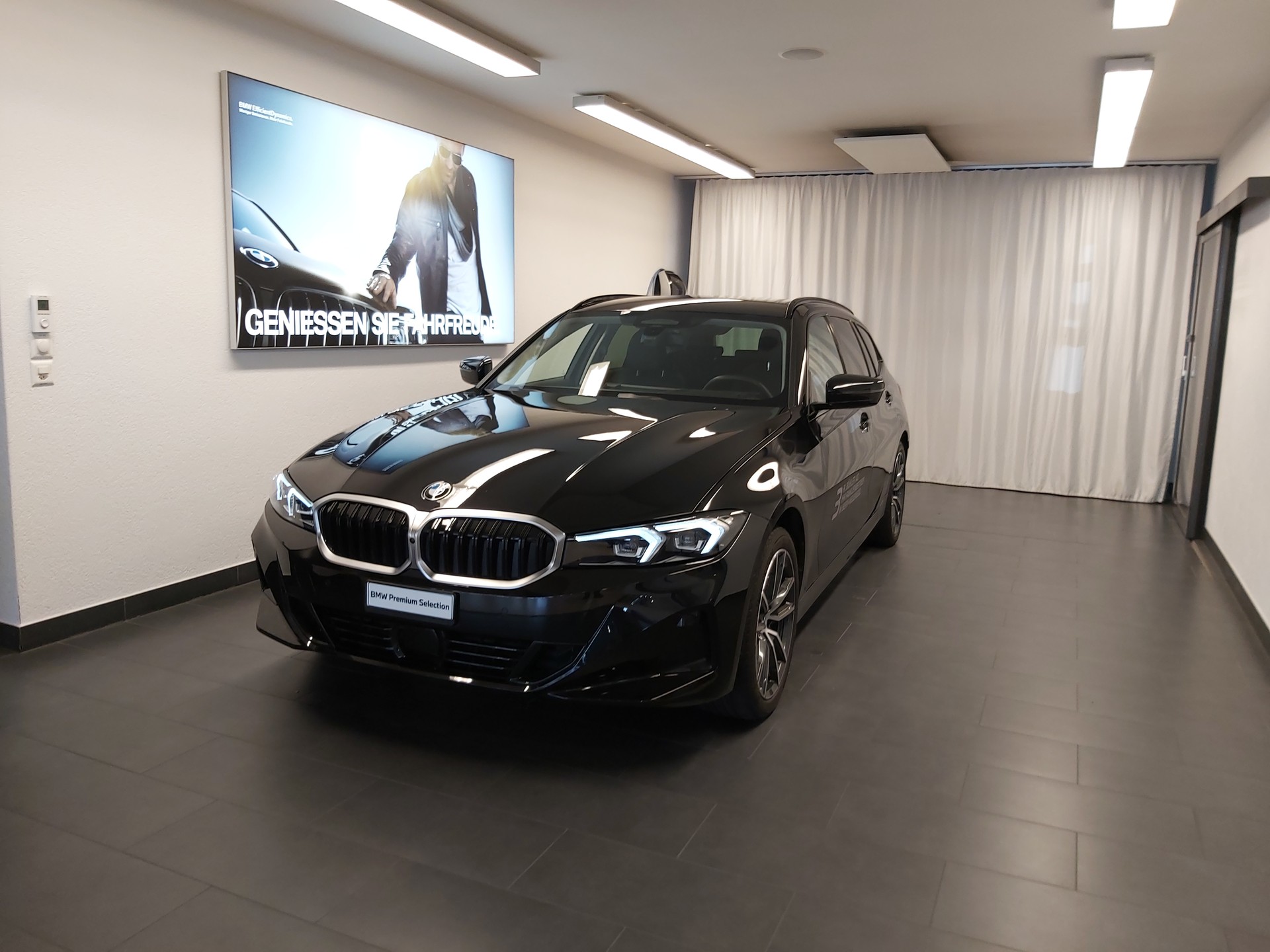 BMW 320d xDrive Touring-image-0