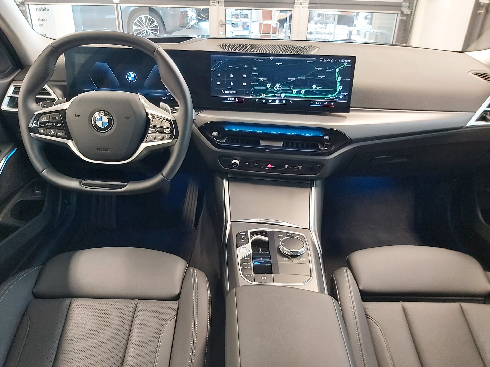 BMW 320d xDrive Touring-image-12
