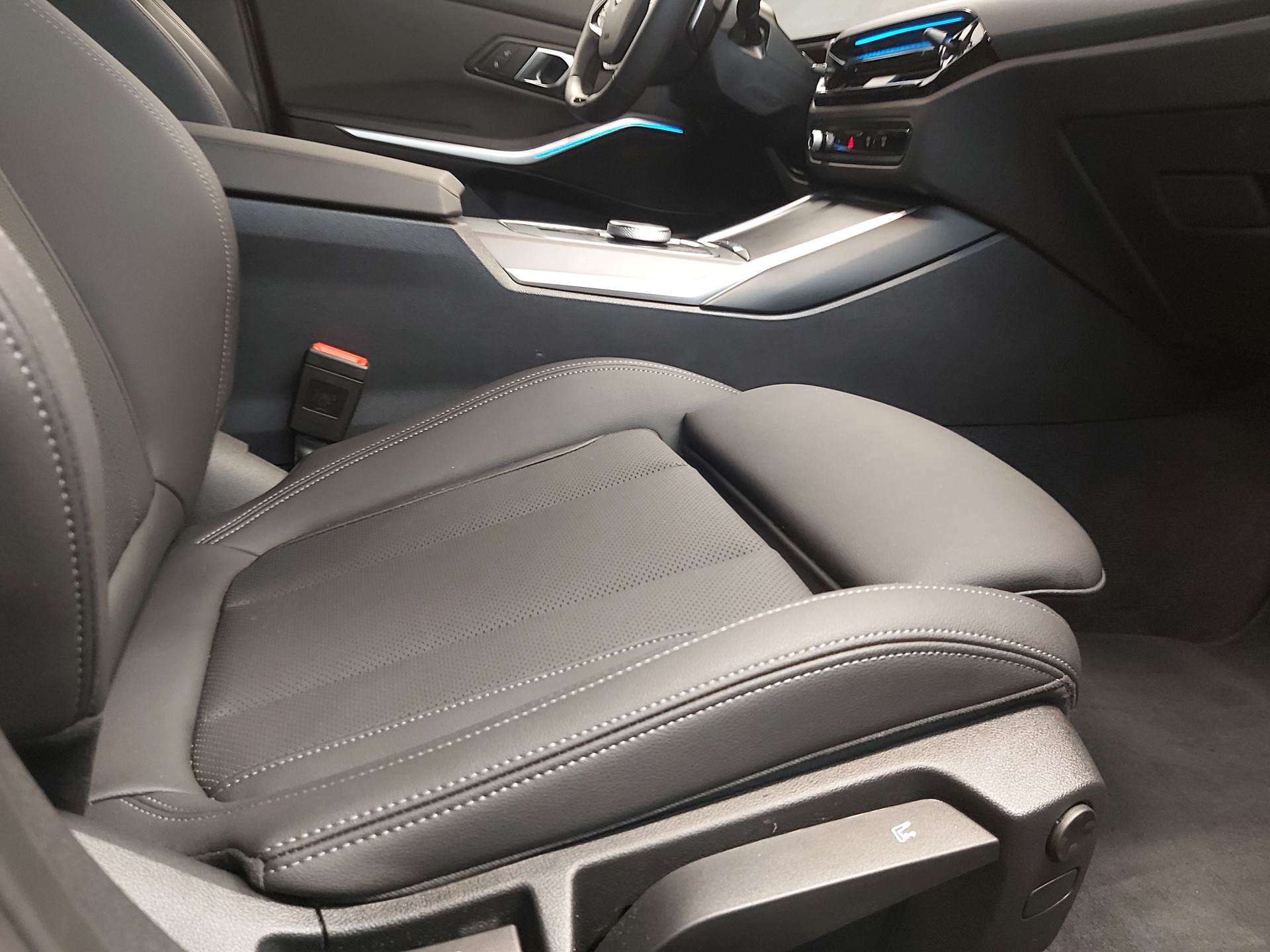 BMW 320d xDrive Touring-image-10