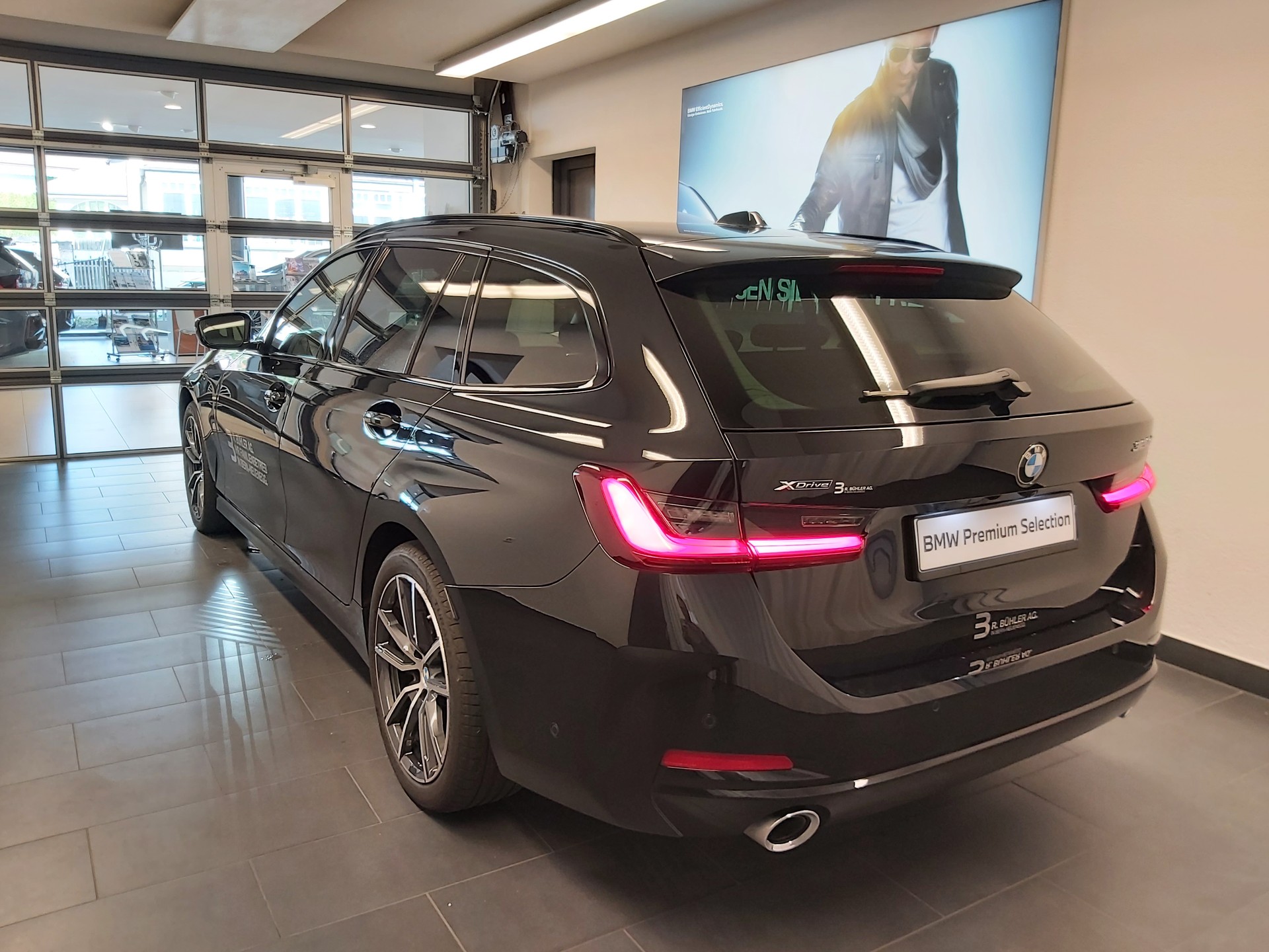 BMW 320d xDrive Touring-image-4