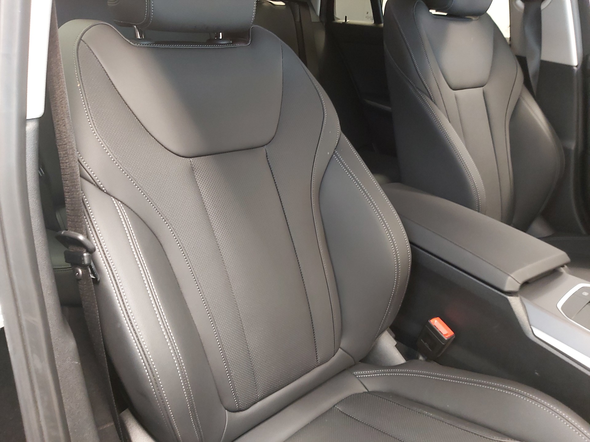 BMW 320d xDrive Touring-image-11