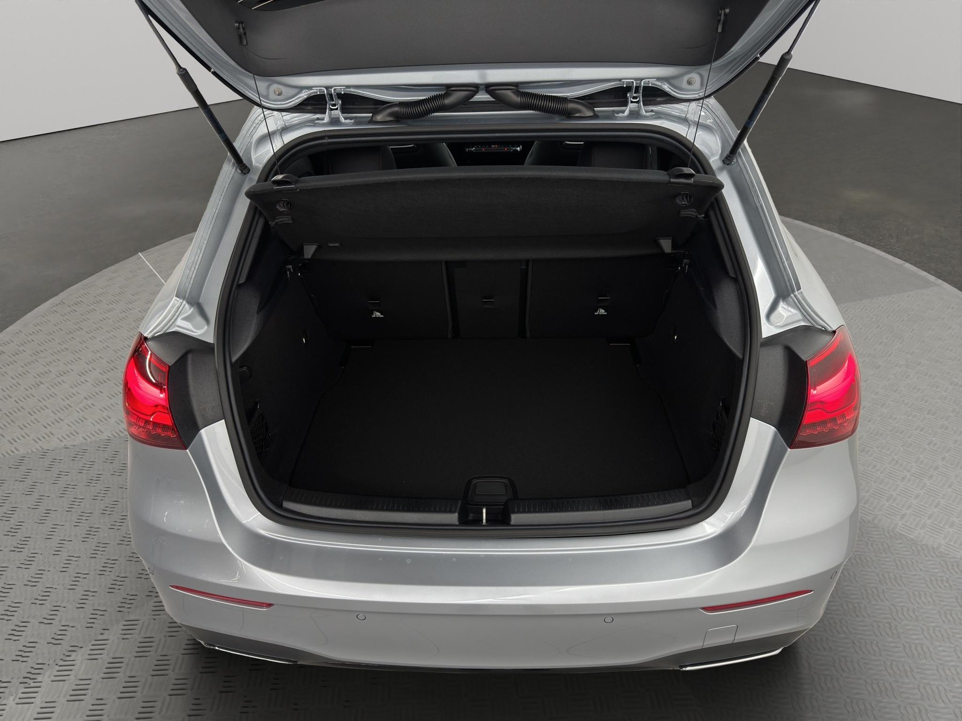 MERCEDES-BENZ A 220 AMG Line 4m-image-4