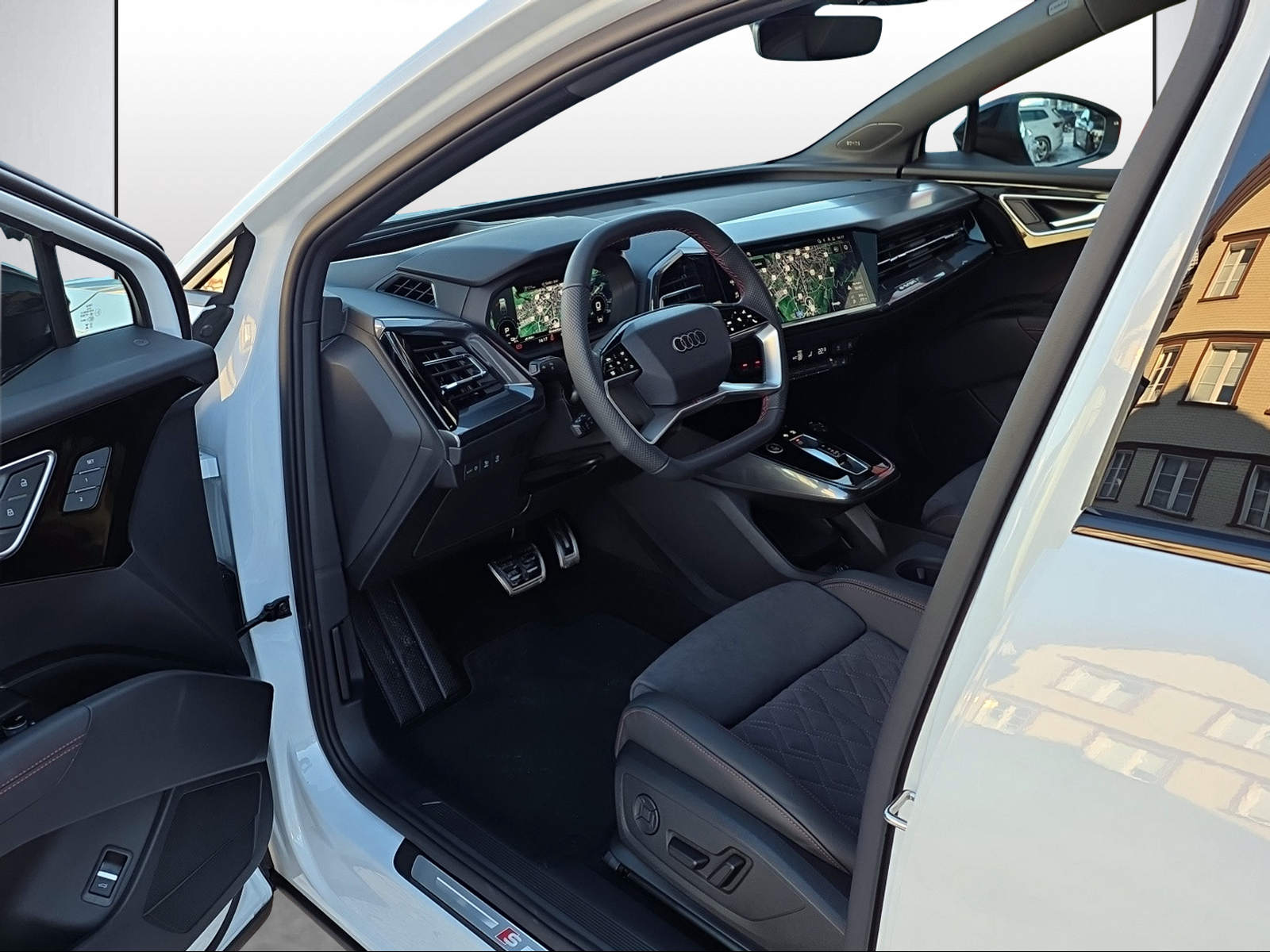 AUDI Q4 e-tron 45 quattro-image-5