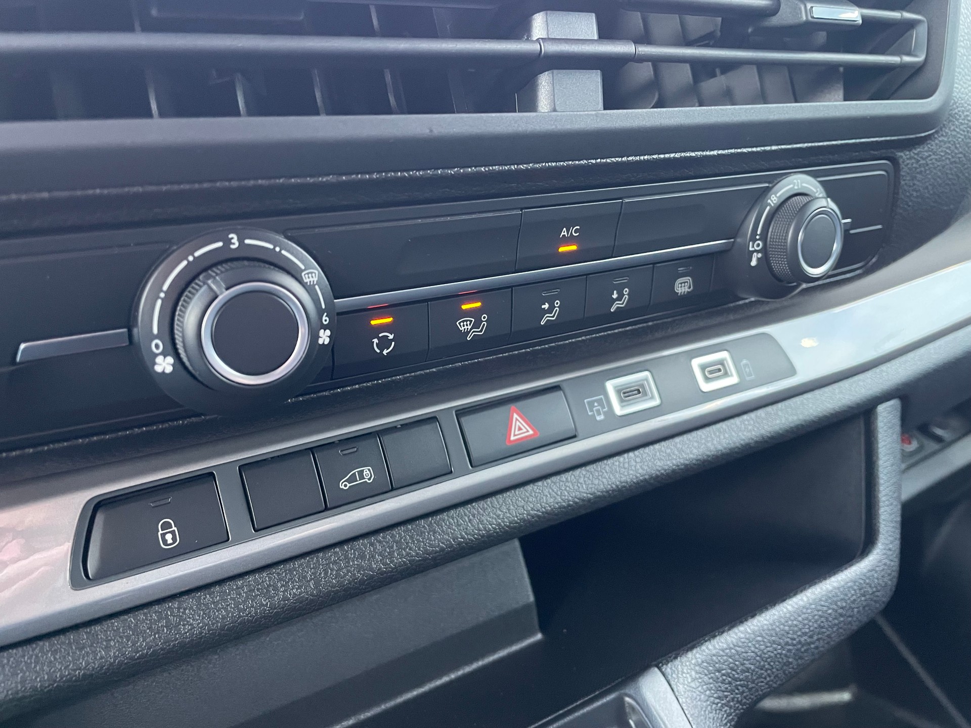 PEUGEOT Expert 2.0 BlueHDi 180 S&S Standard EAT8-image-15