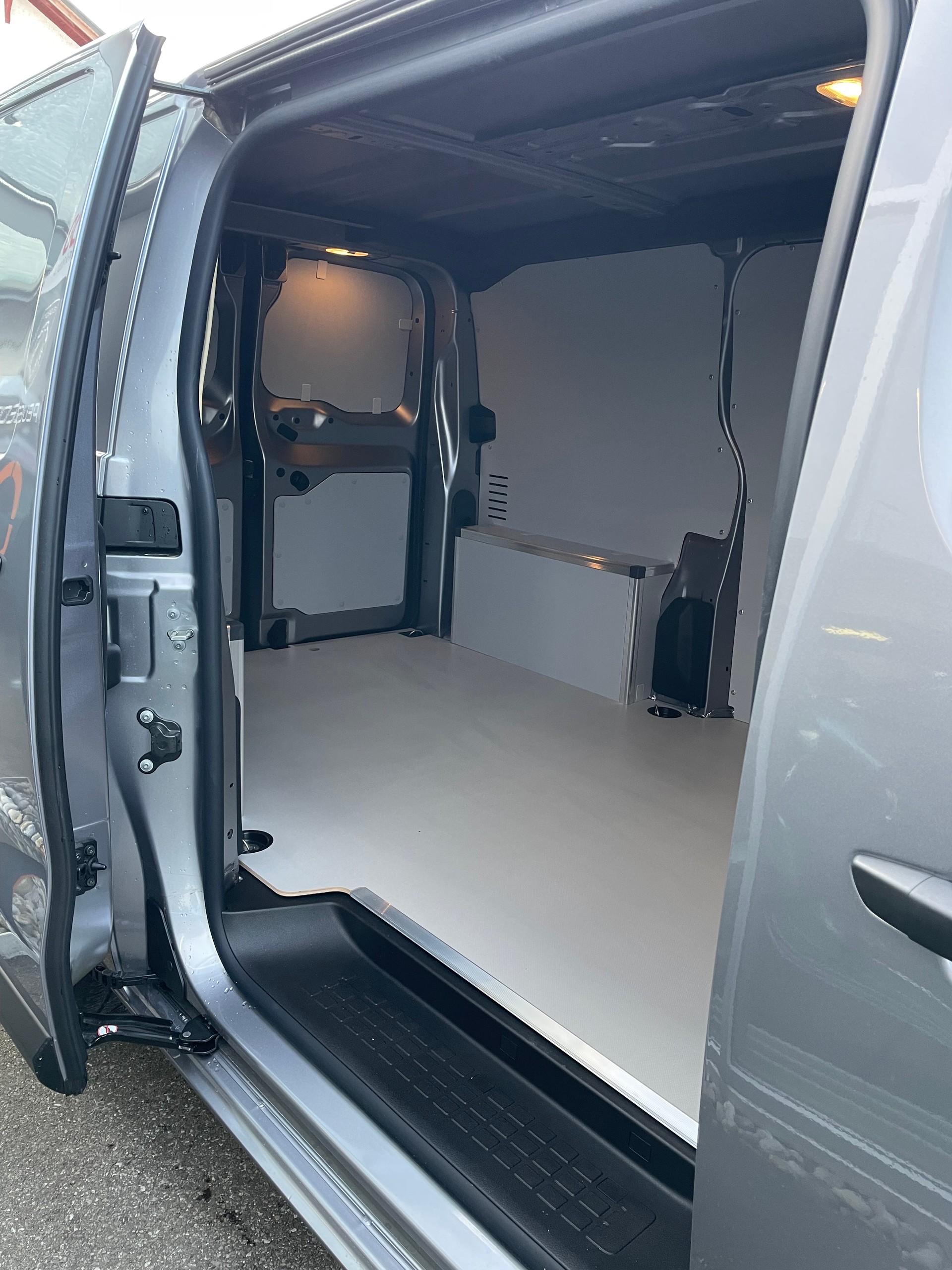 PEUGEOT Expert 2.0 BlueHDi 180 S&S Standard EAT8-image-8