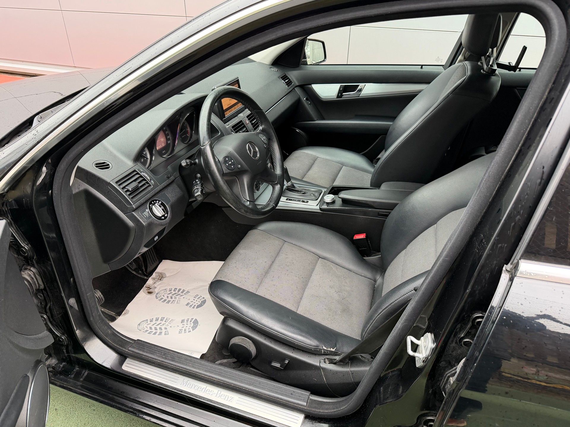 MERCEDES-BENZ C 250 CGI BlueEfficiency Elégance Automatic-image-8