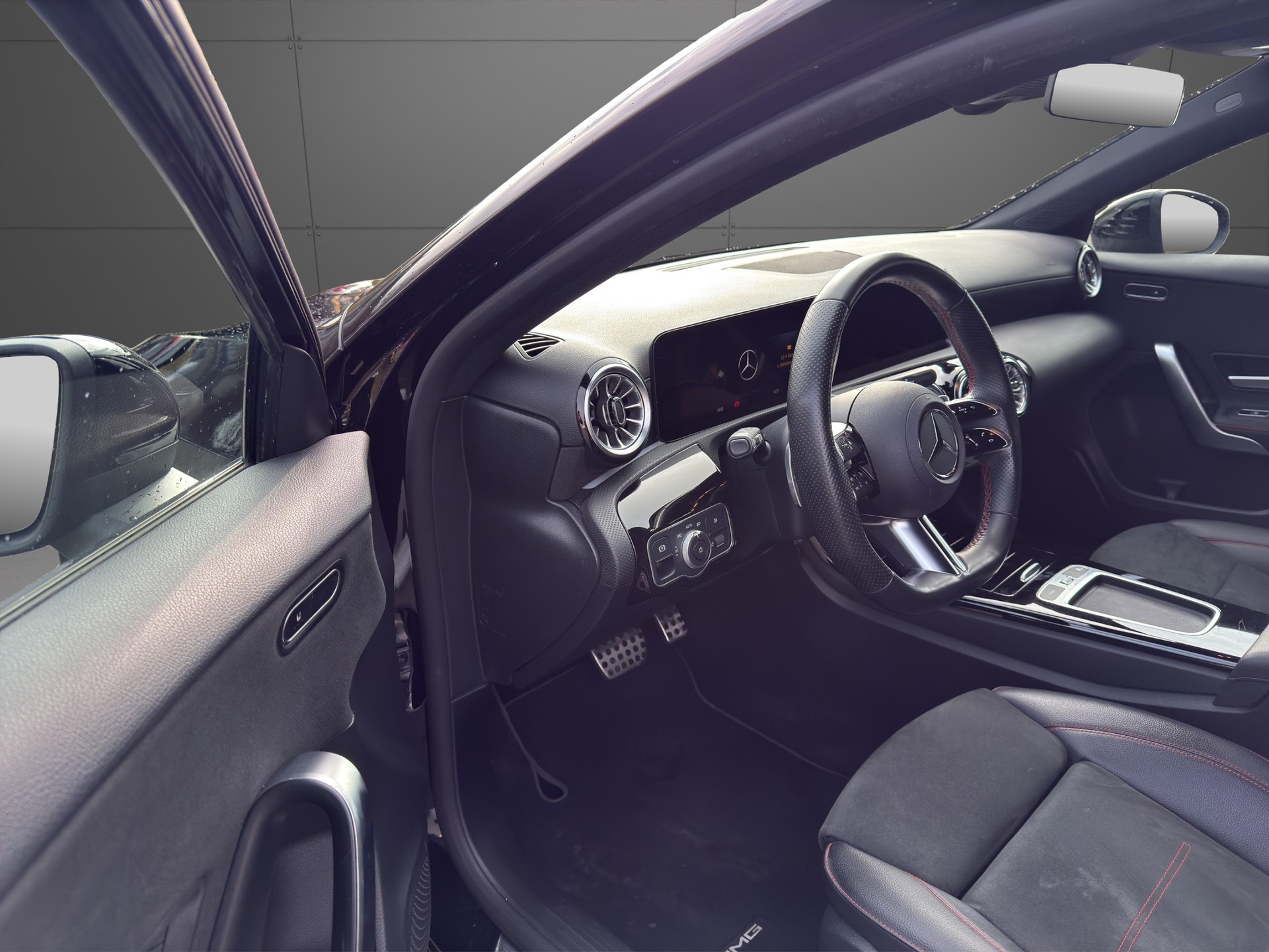 MERCEDES-BENZ A 180d * FACELIFT * AMG Line *-image-9