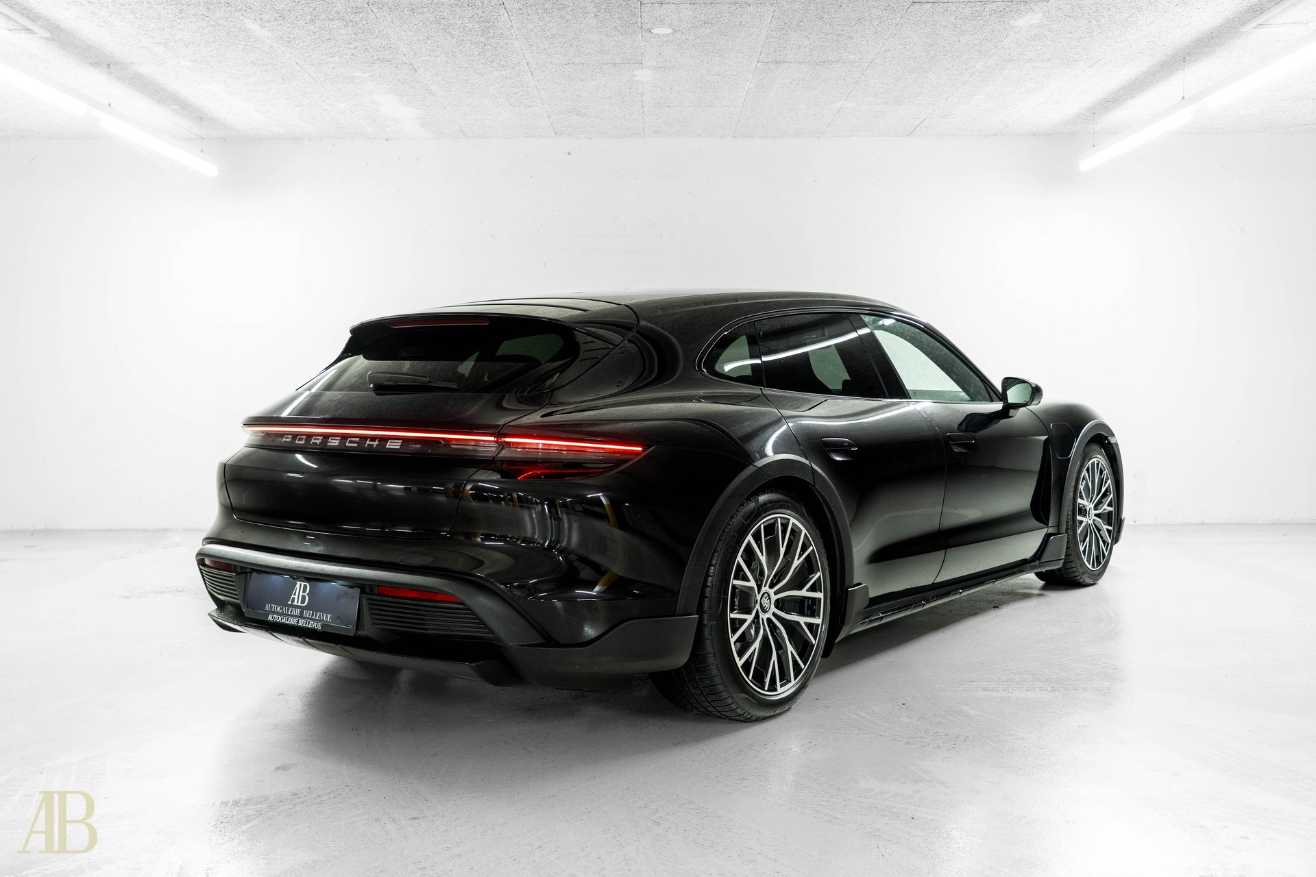 PORSCHE Taycan Cross Turismo 4S-image-7